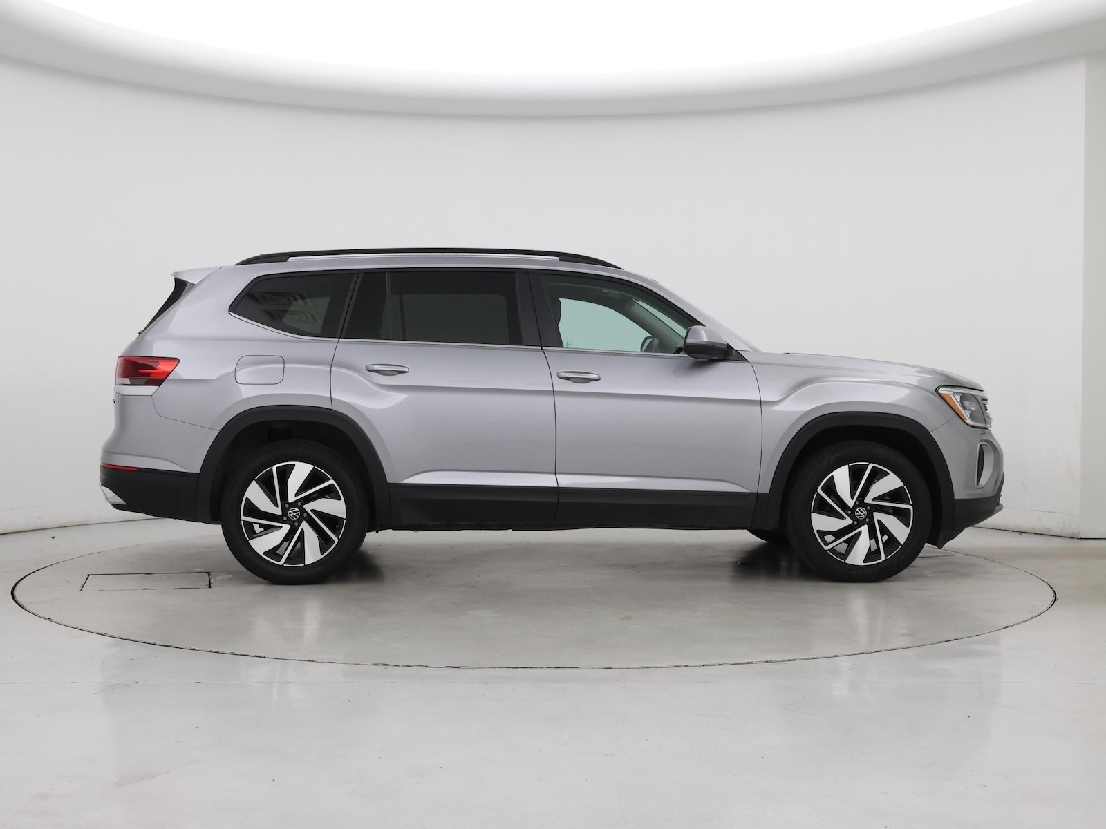 2025 Volkswagen Atlas SE w/Tech - Photo 8
