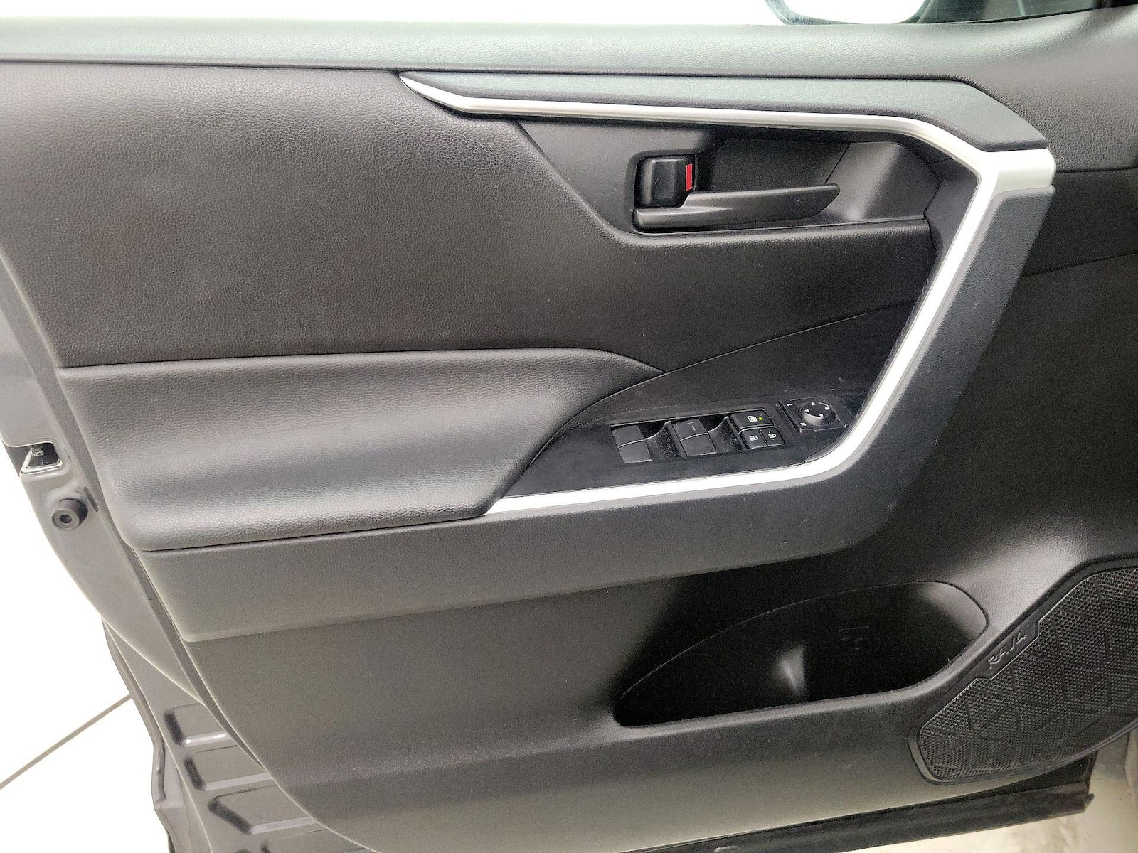 2025 Toyota RAV4 LE - Photo 13
