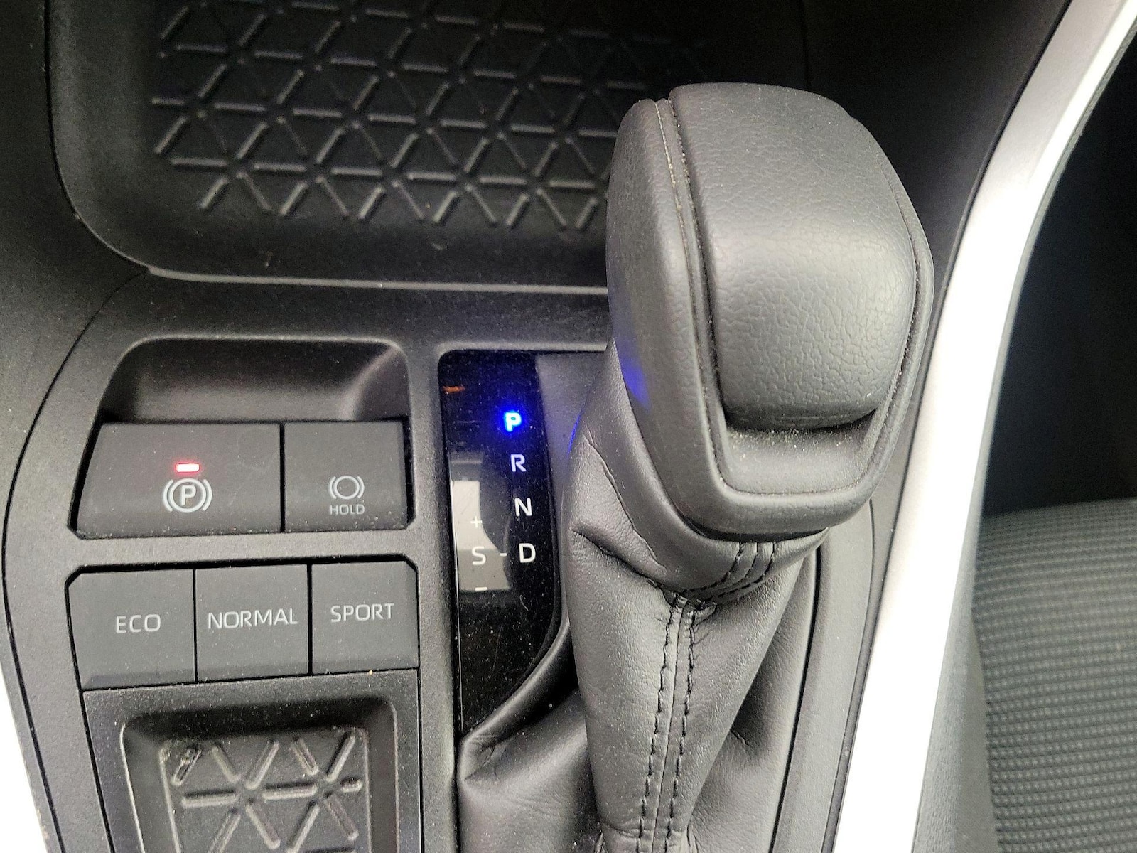 2025 Toyota RAV4 LE - Photo 18