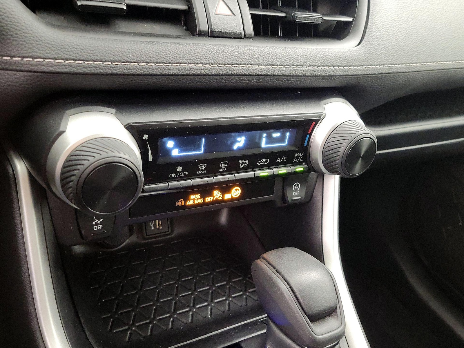 2025 Toyota RAV4 LE - Photo 17