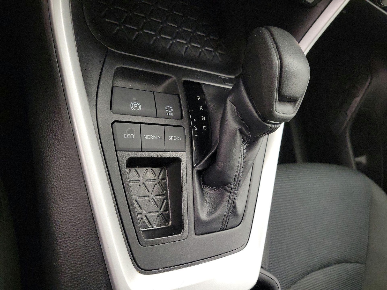 2025 Toyota RAV4 LE - Photo 18