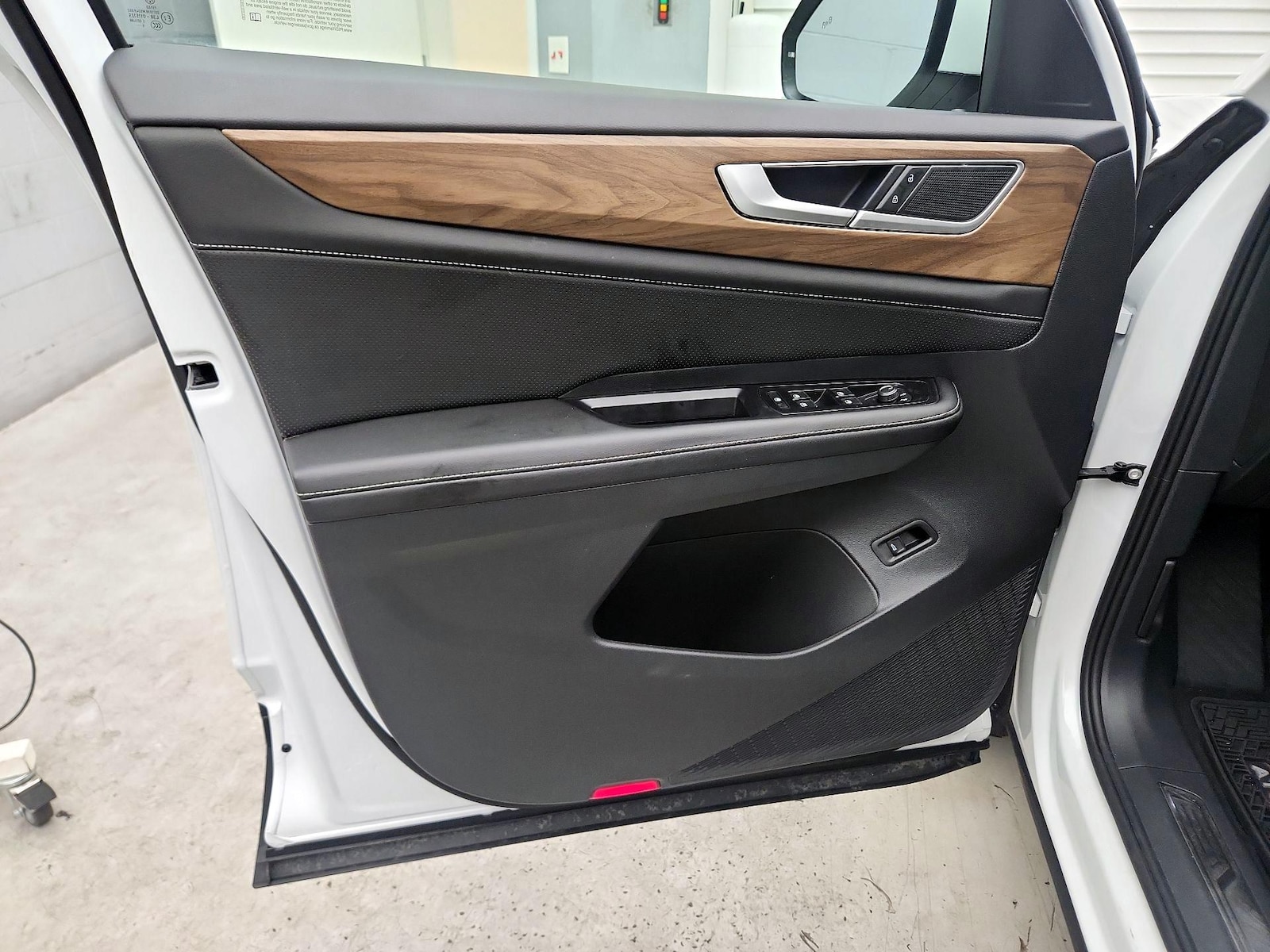 2026 Volkswagen Atlas SE w/Tech - Photo 13