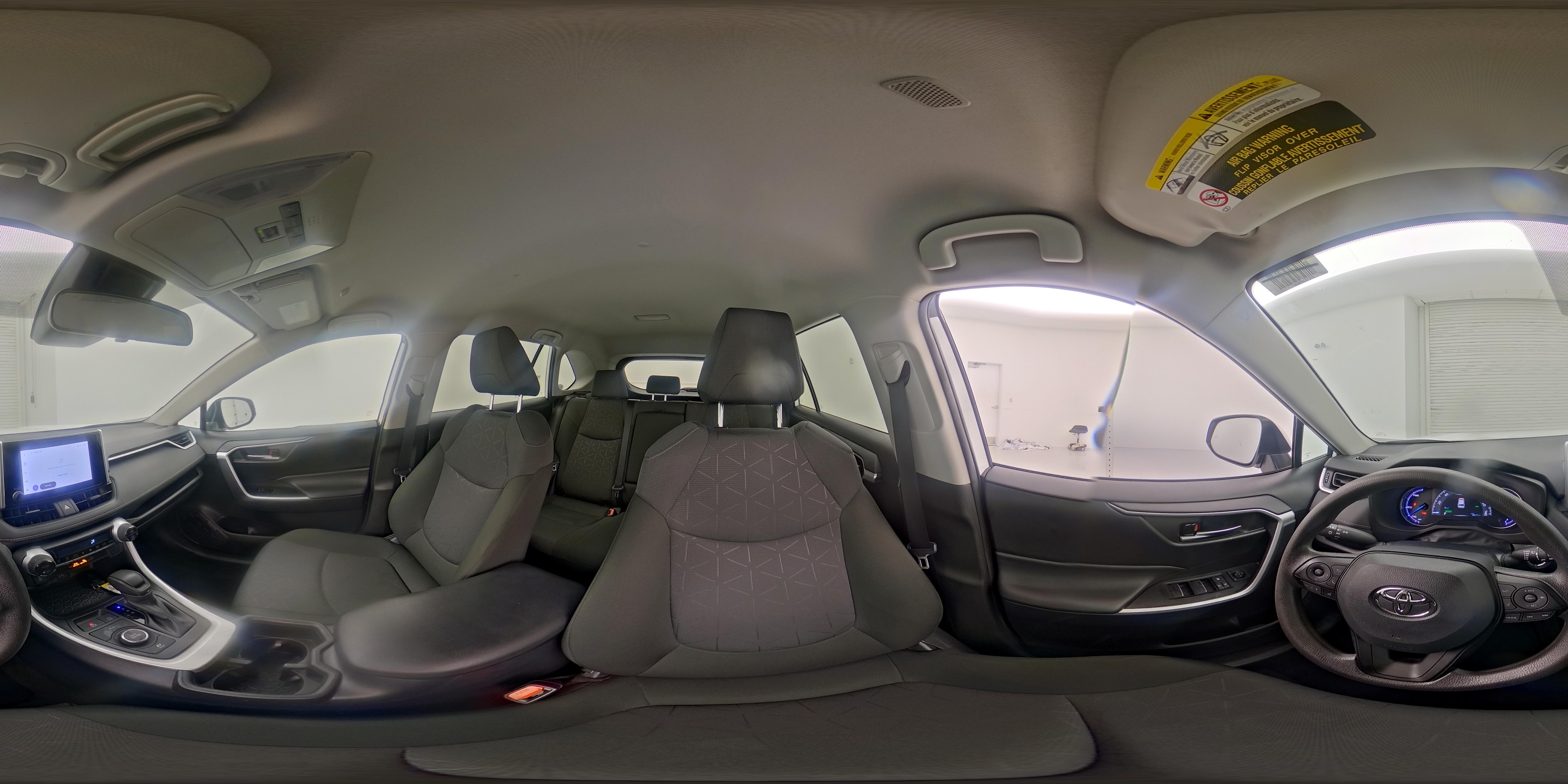 2025 Toyota RAV4 XLE - Photo 25