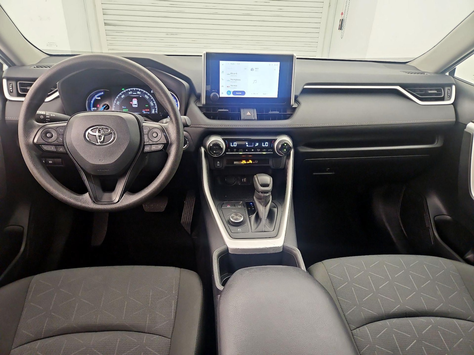 2025 Toyota RAV4 XLE - Photo 10