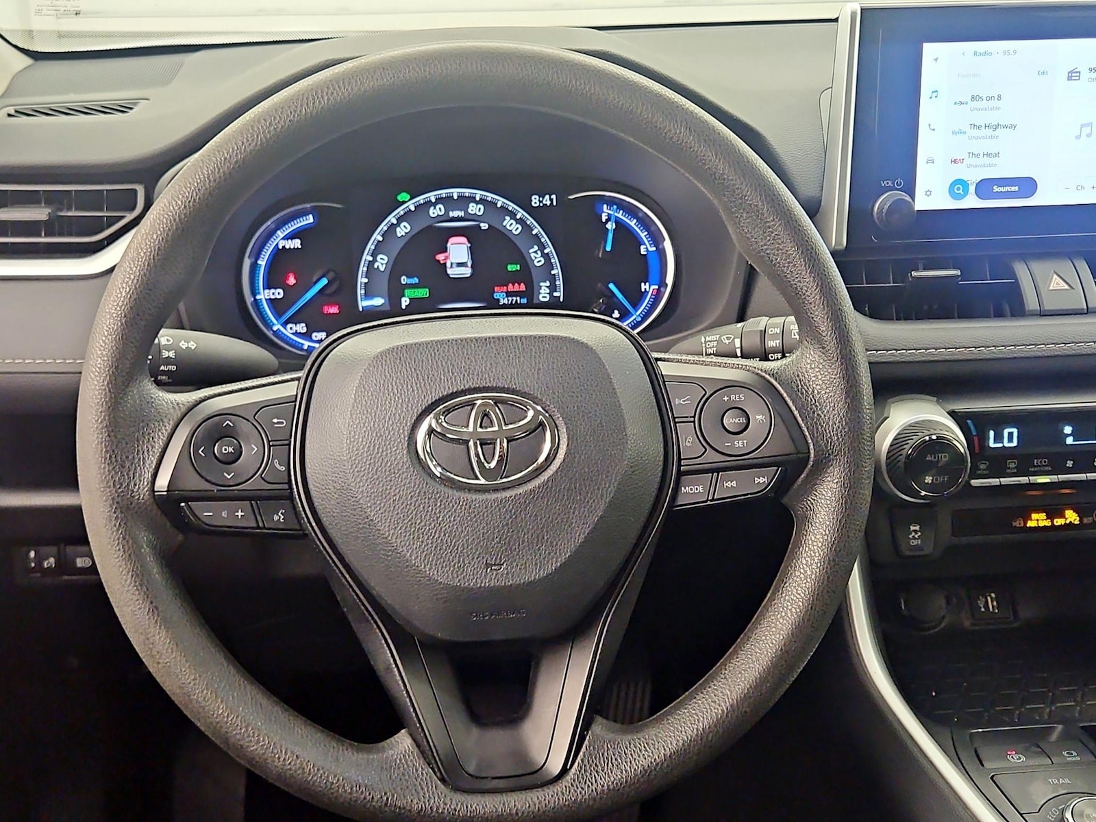 2025 Toyota RAV4 XLE - Photo 11