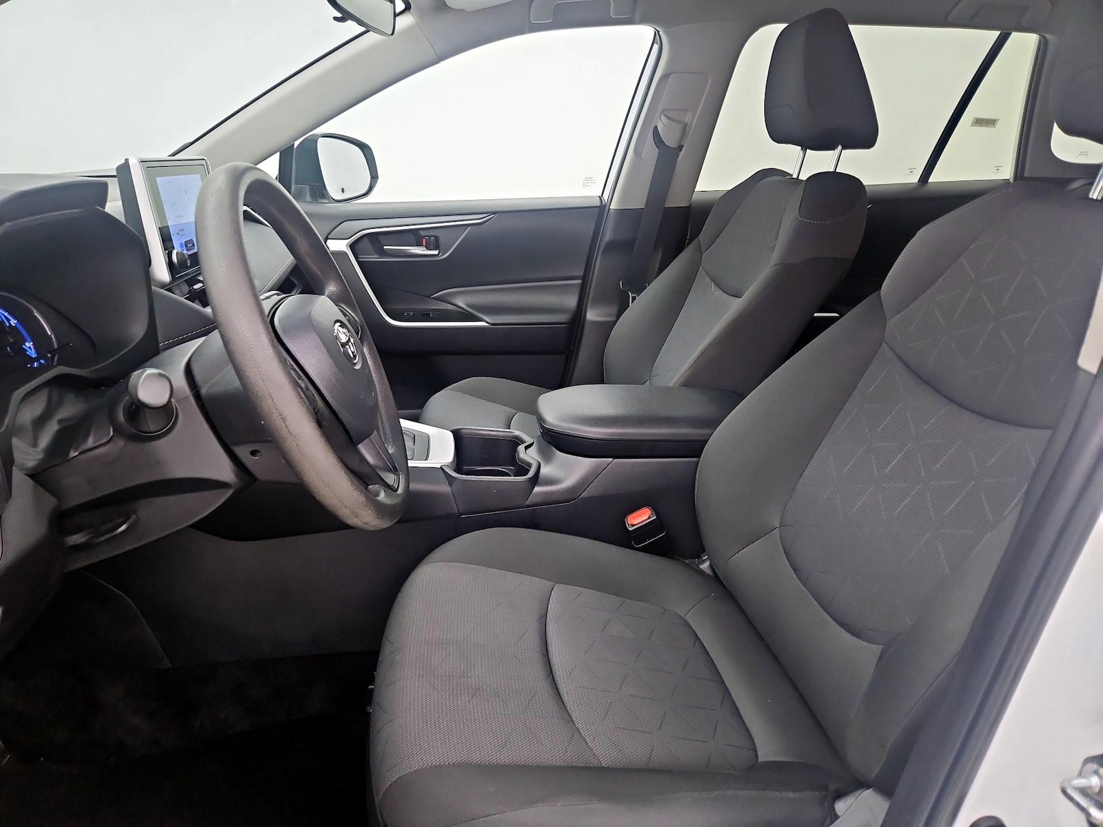 2025 Toyota RAV4 XLE - Photo 12