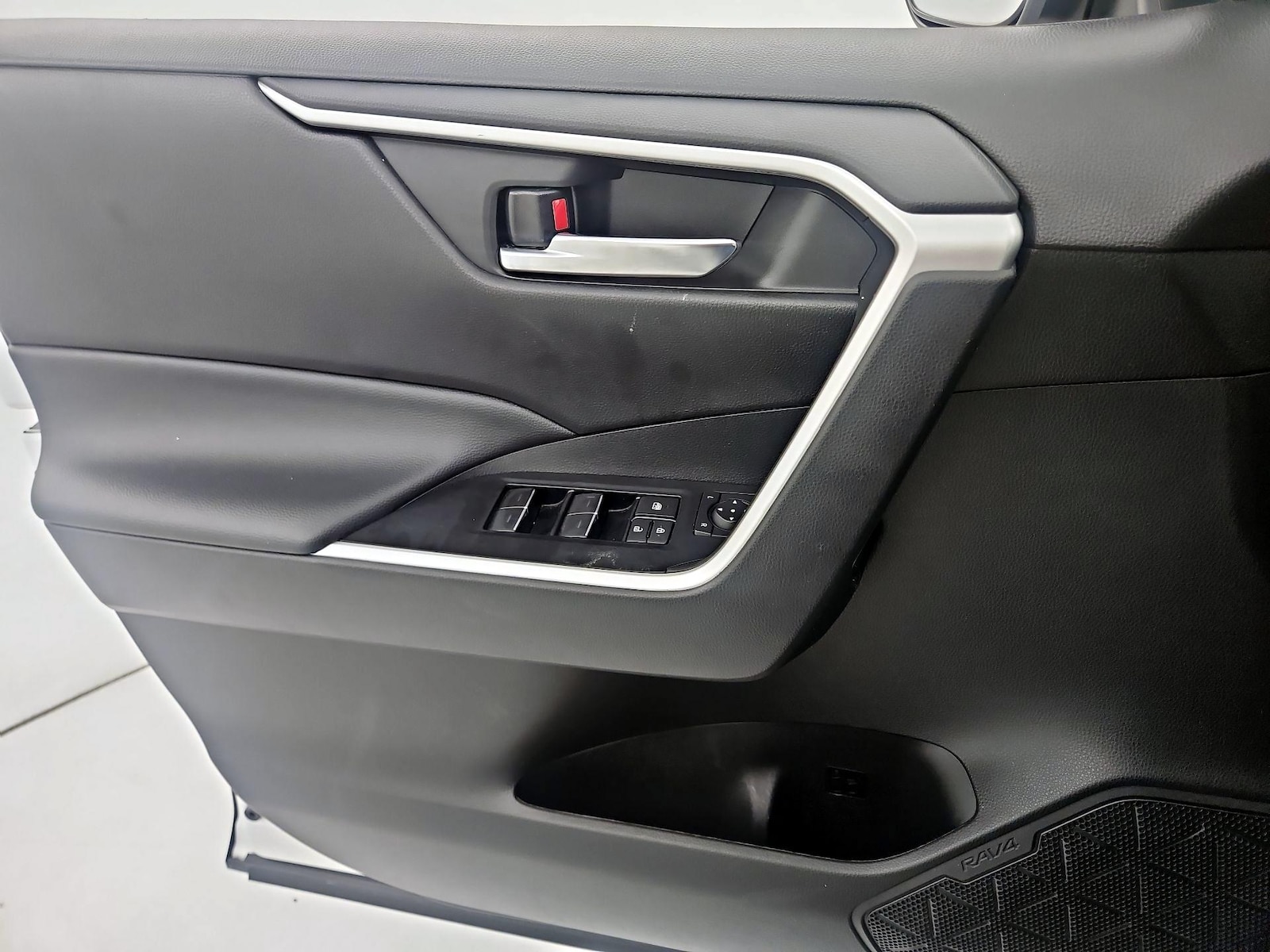 2025 Toyota RAV4 XLE - Photo 13