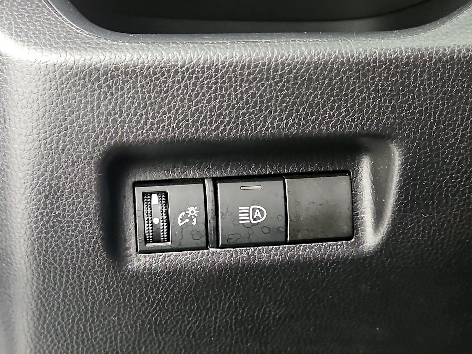 2025 Toyota RAV4 XLE - Photo 14