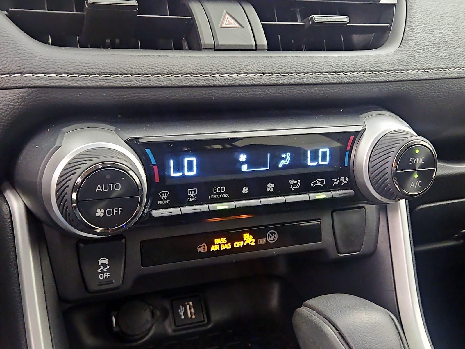 2025 Toyota RAV4 XLE - Photo 17