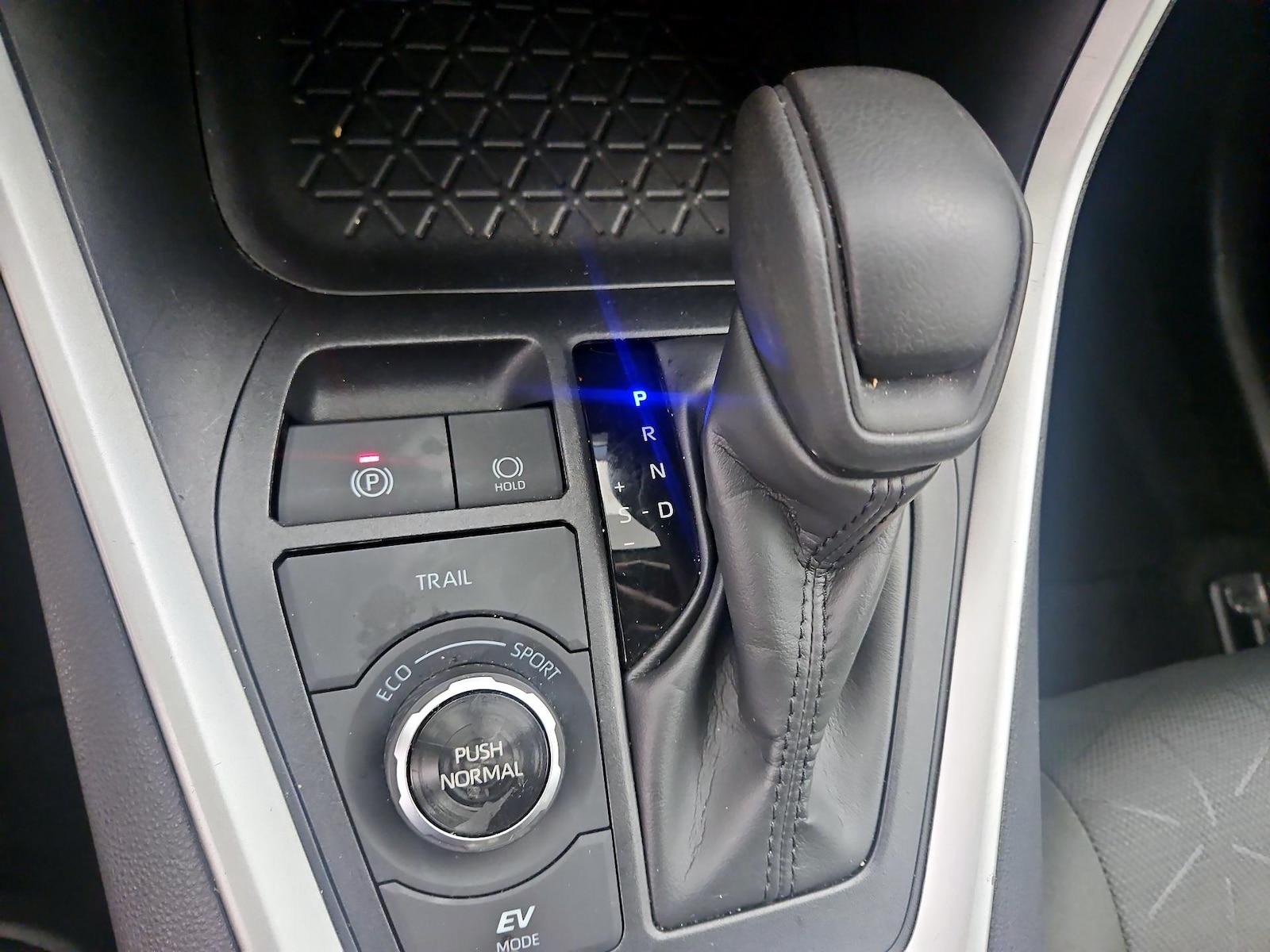 2025 Toyota RAV4 XLE - Photo 18