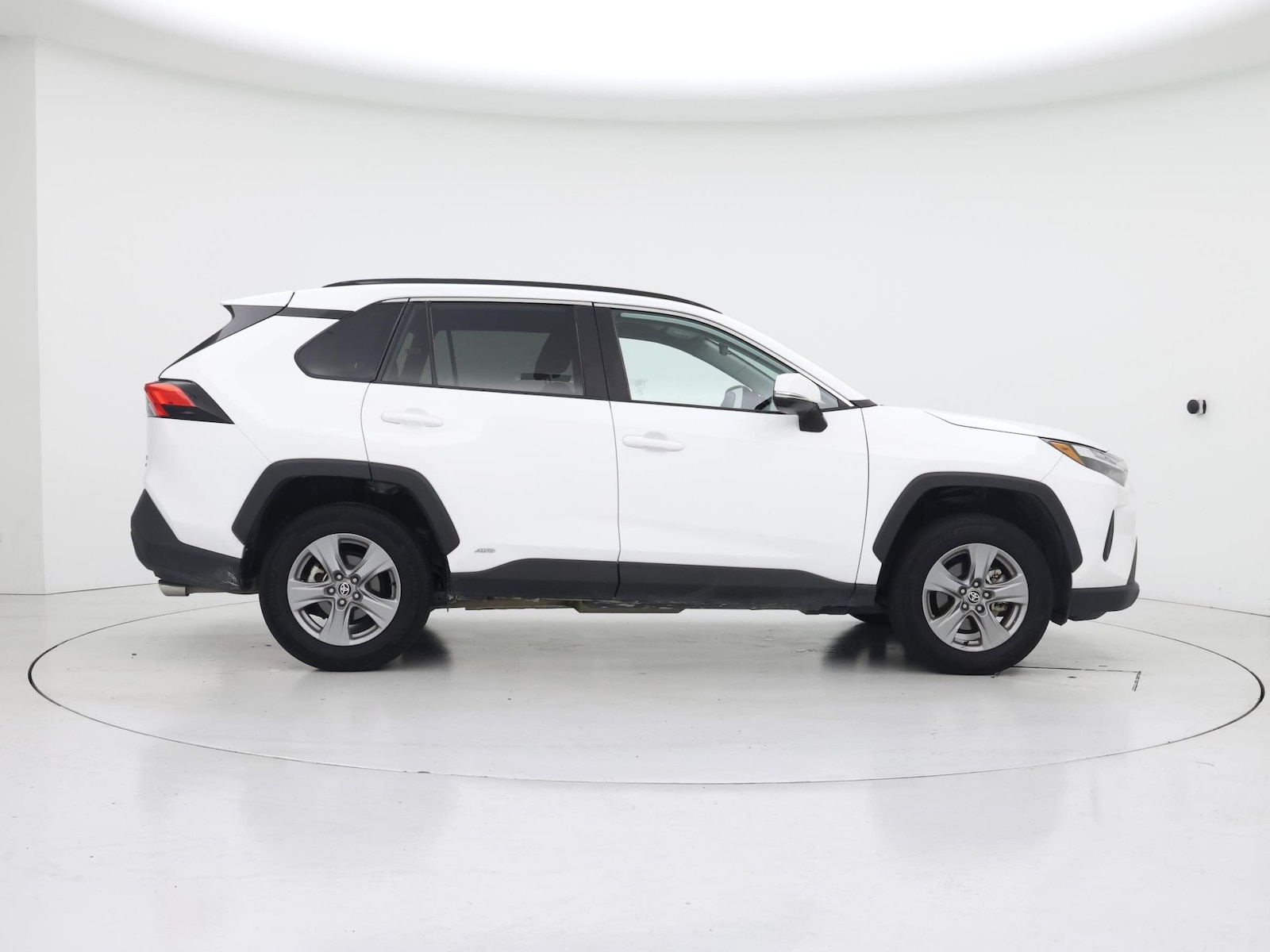 2025 Toyota RAV4 XLE - Photo 8