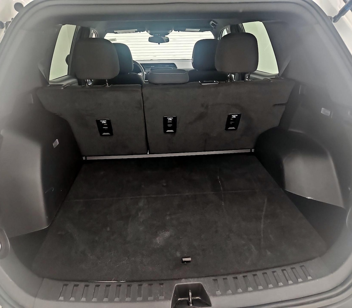 Trunk/Cargo (Seats Up)