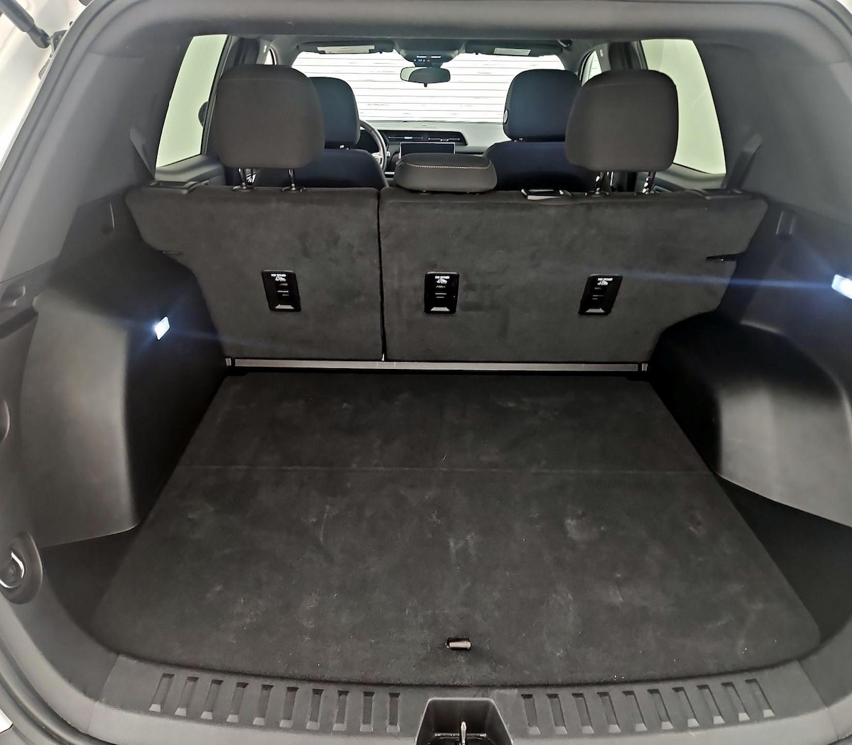 Trunk/Cargo (Seats Up)