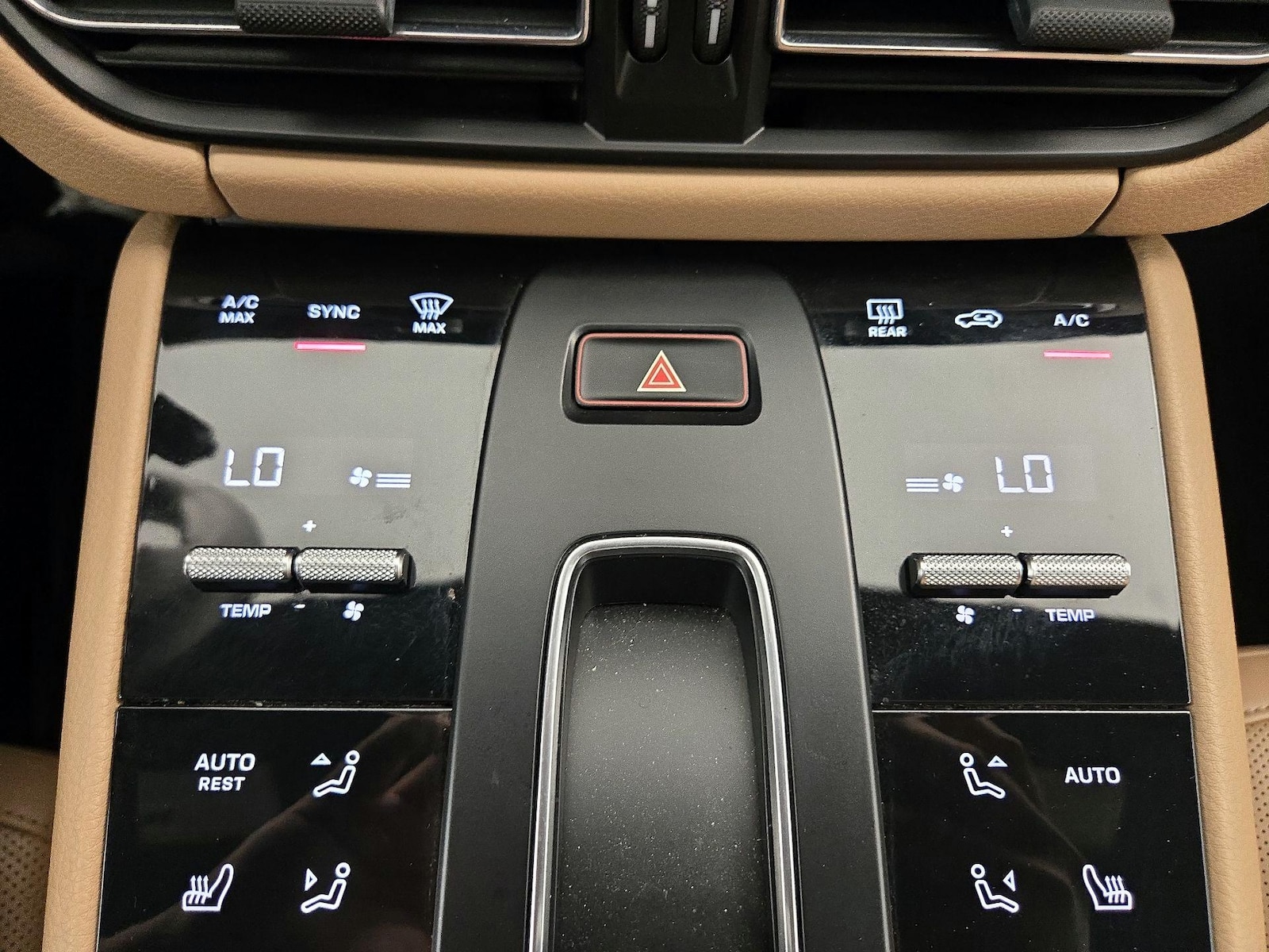 2023 Porsche Macan T - Photo 18