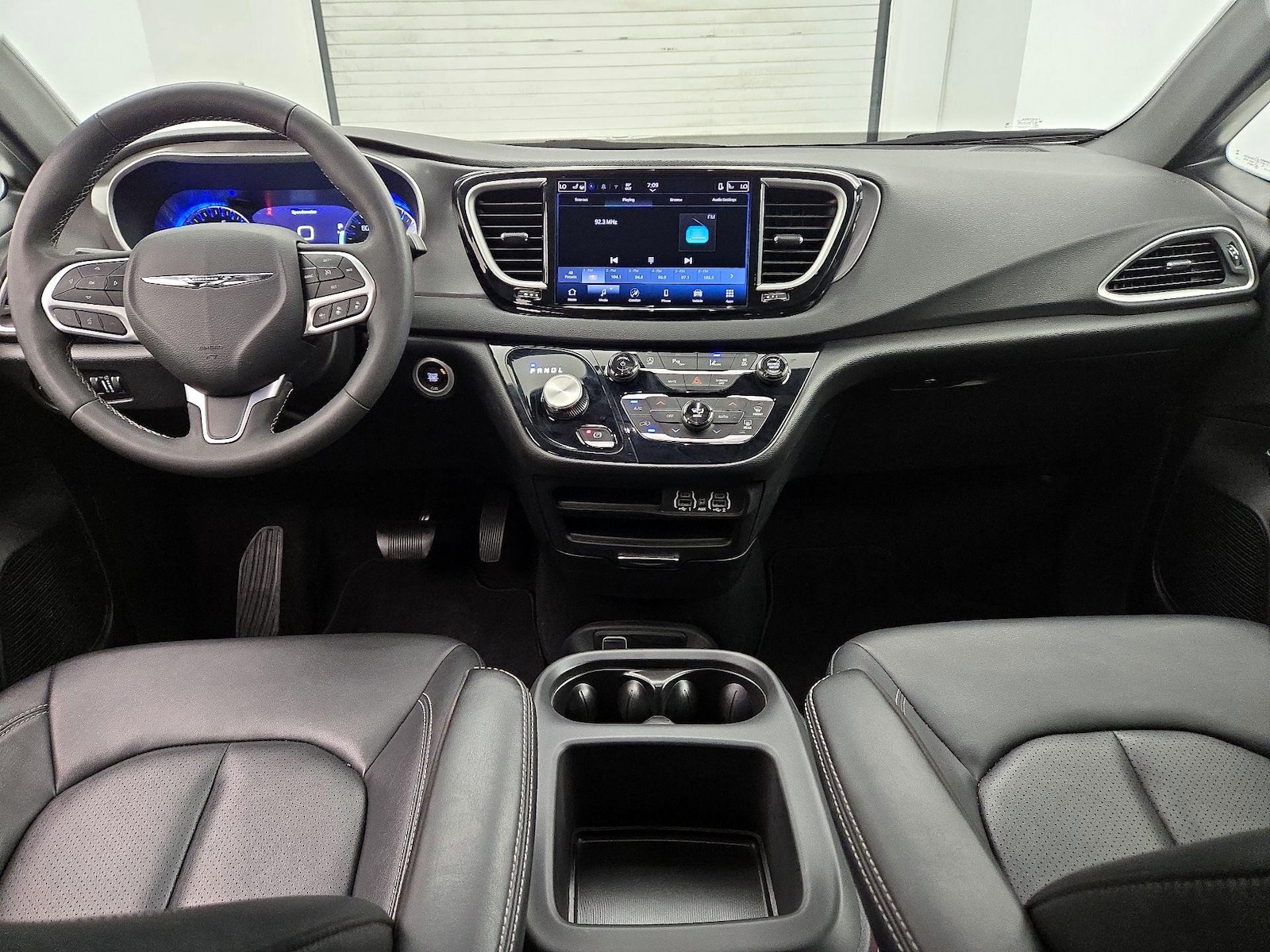 2025 Chrysler Pacifica Select - Photo 10