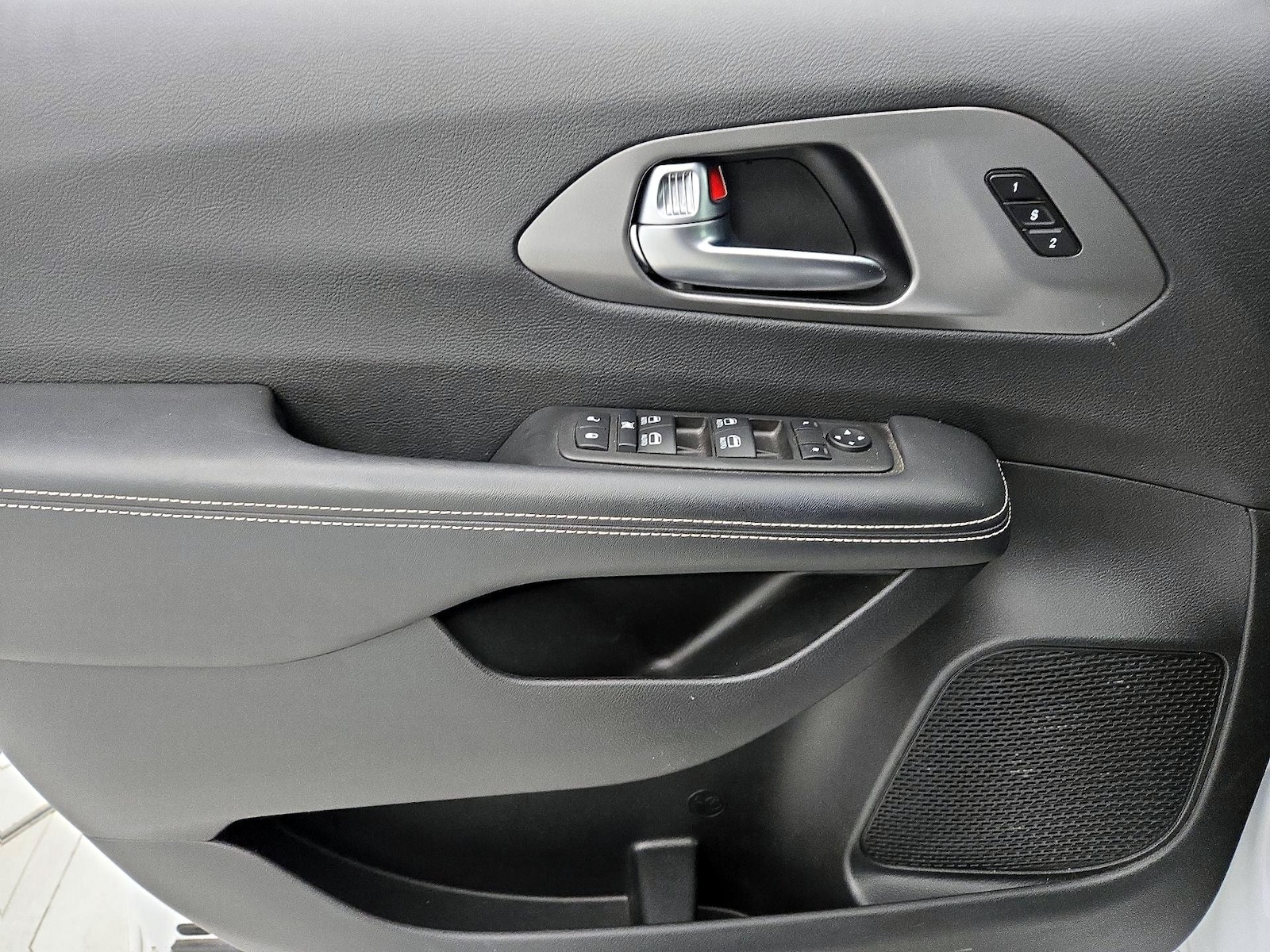 2025 Chrysler Pacifica Select - Photo 13