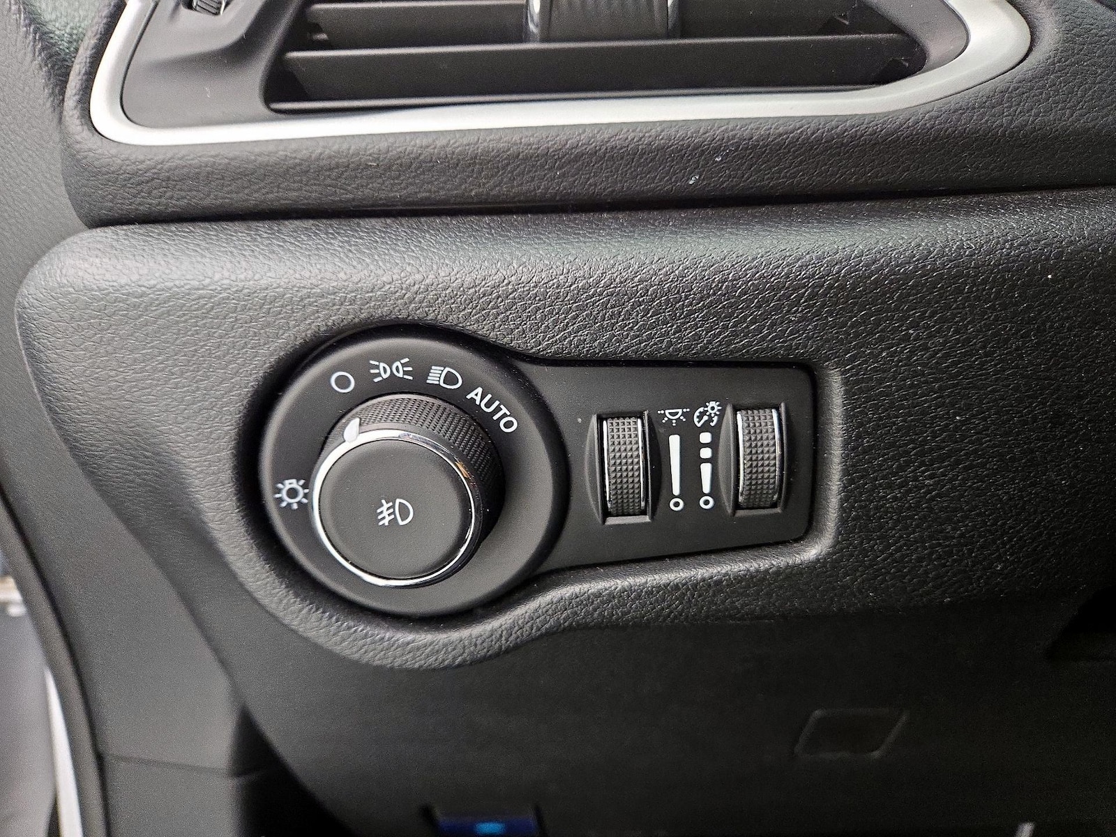 2025 Chrysler Pacifica Select - Photo 14