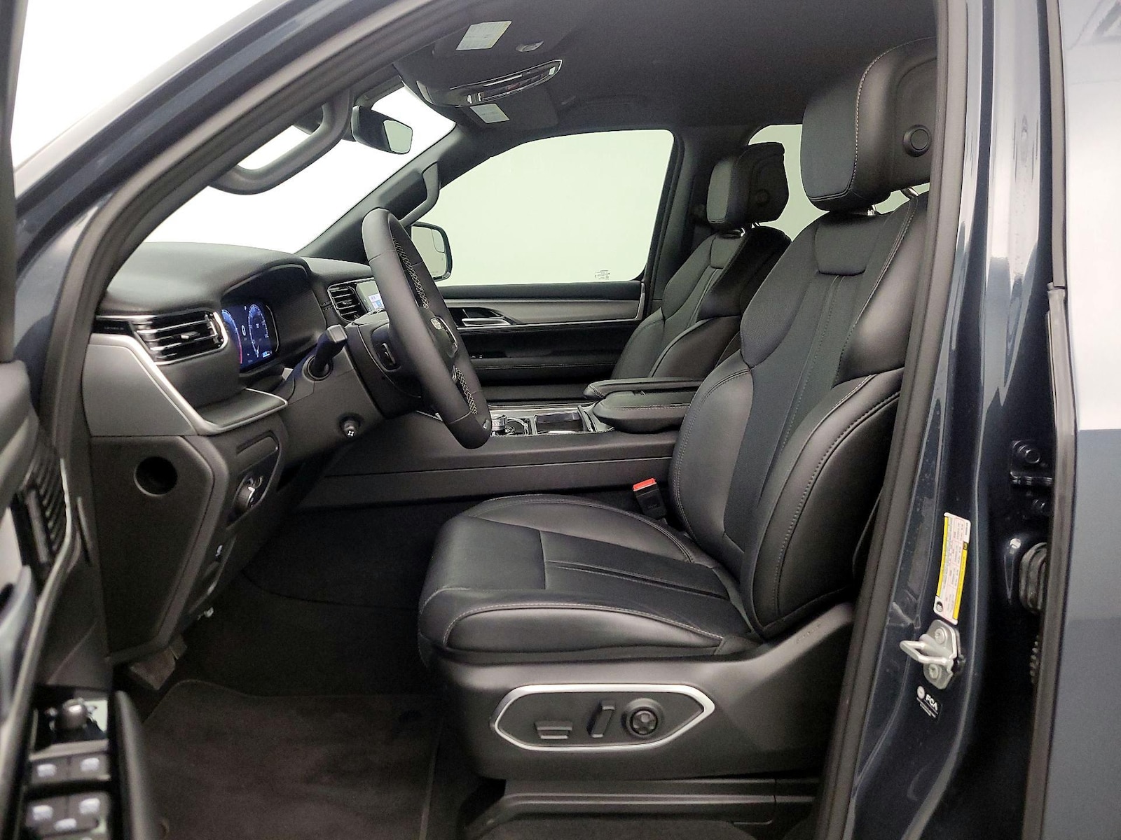 2025 Jeep Wagoneer L Series II - Photo 12