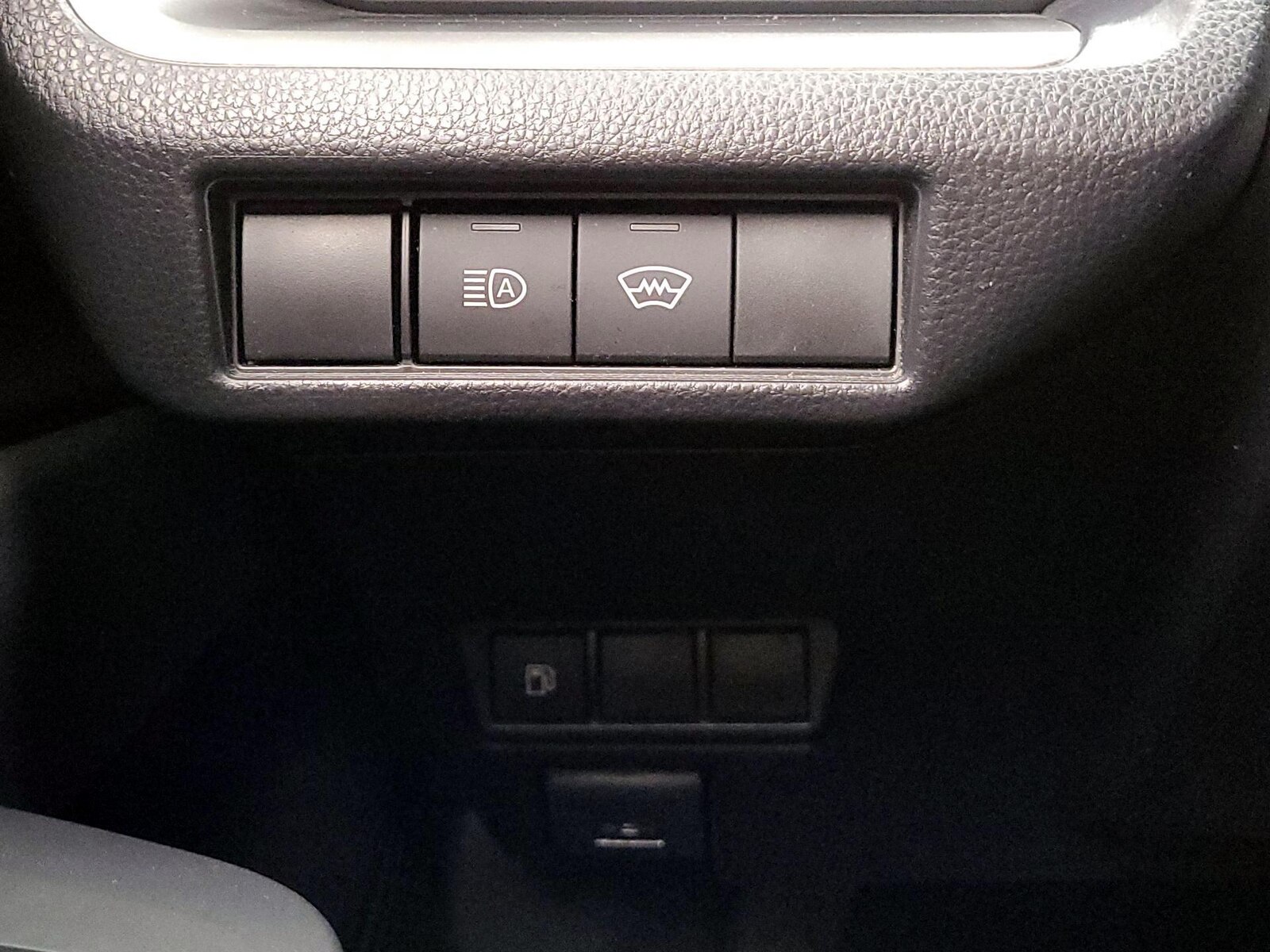 2025 Toyota Prius LE - Photo 14