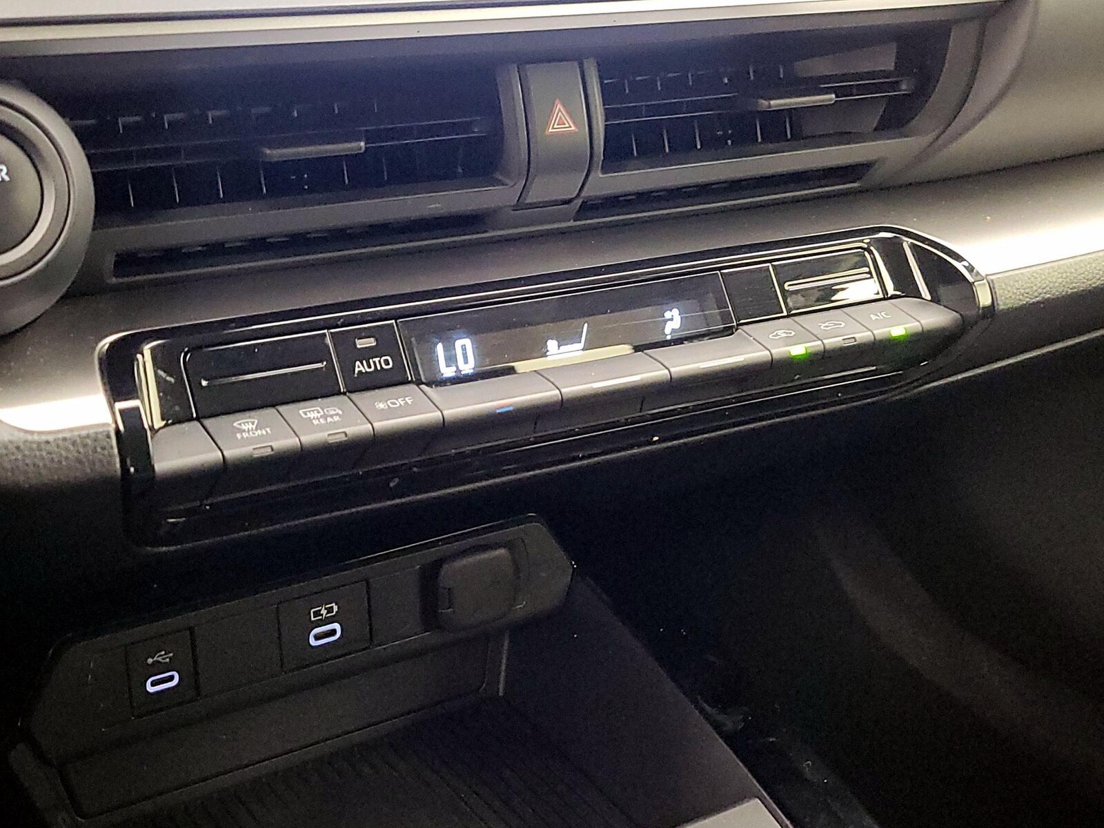 2025 Toyota Prius LE - Photo 17