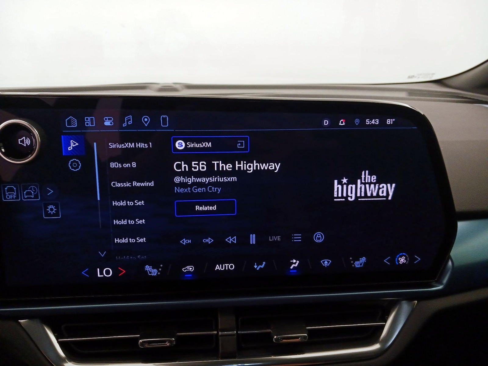 2024 Chevrolet Equinox EV LT - Photo 17