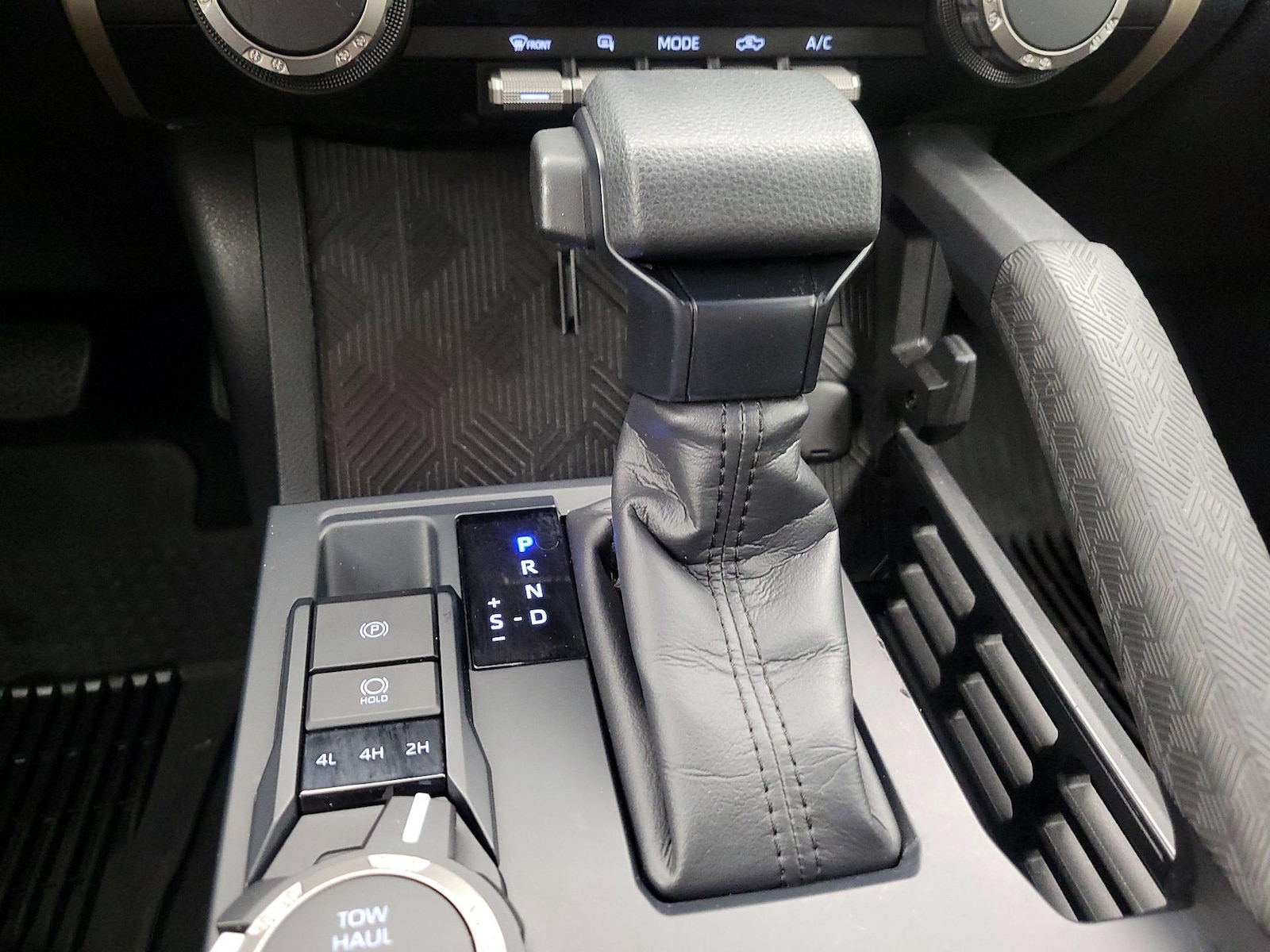 2025 Toyota Tacoma SR5 - Photo 18