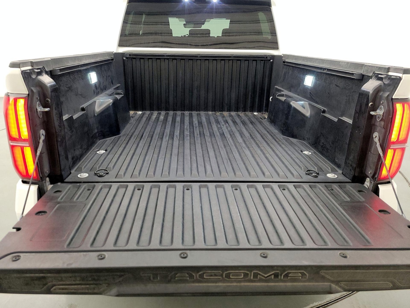 2025 Toyota Tacoma SR5 - Photo 21