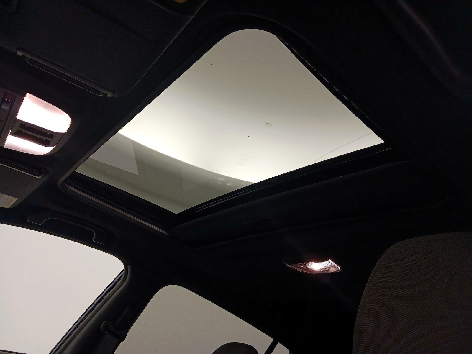 Sunroof(s) & Overhead Airbags