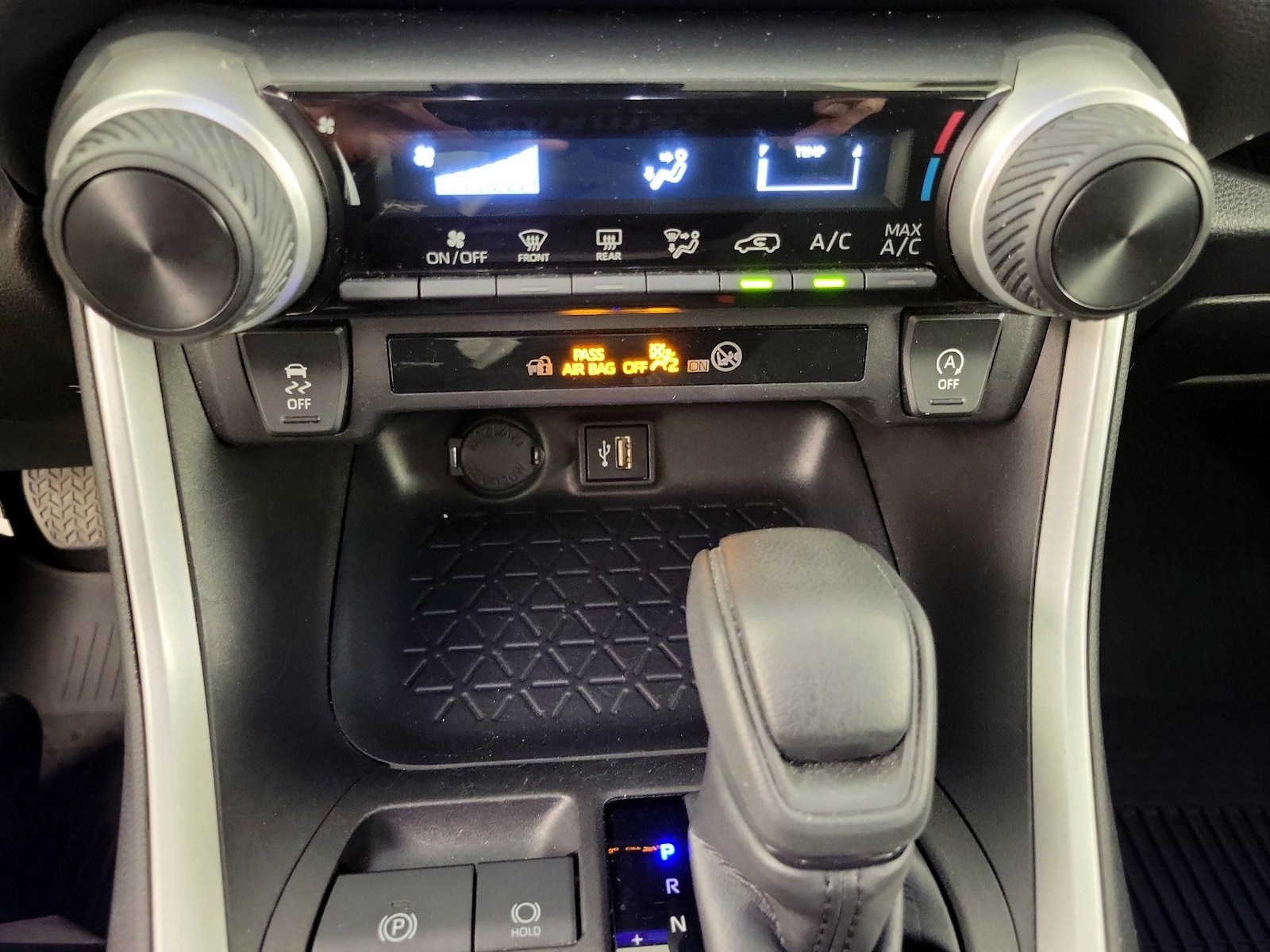 2025 Toyota RAV4 LE - Photo 18