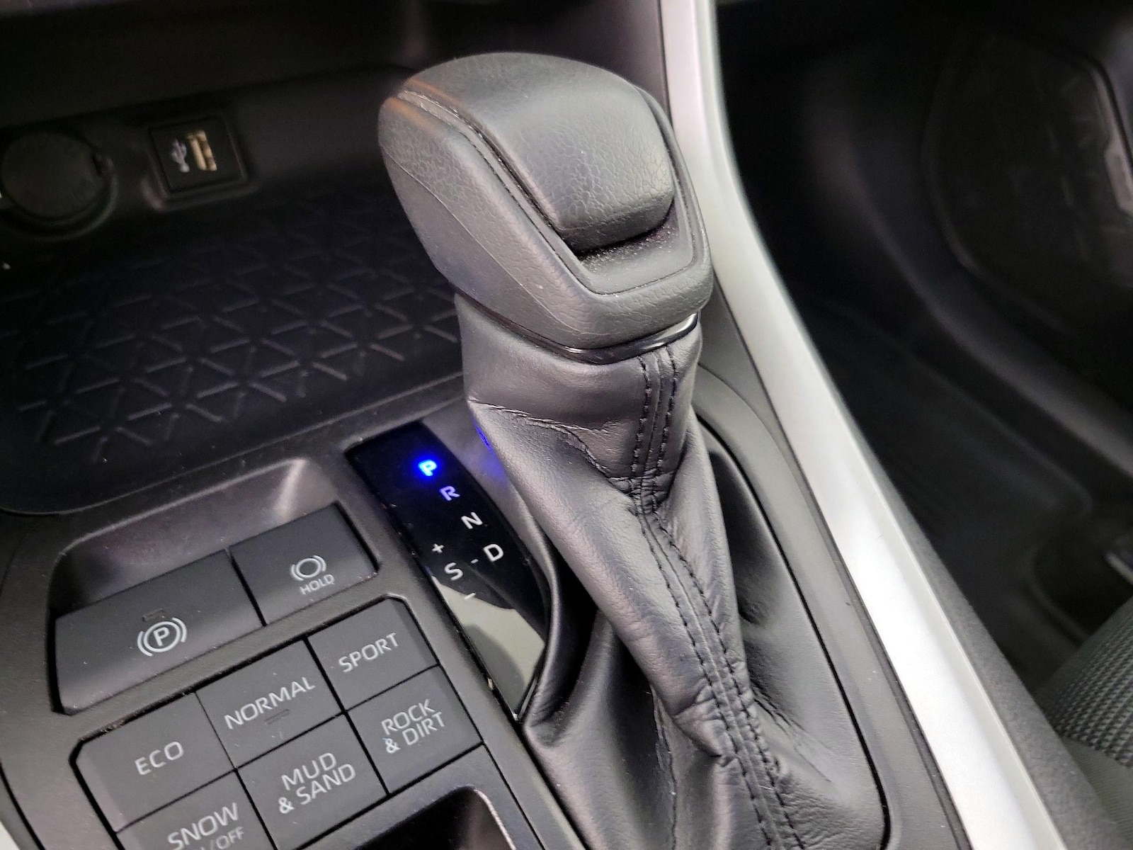 2025 Toyota RAV4 LE - Photo 19
