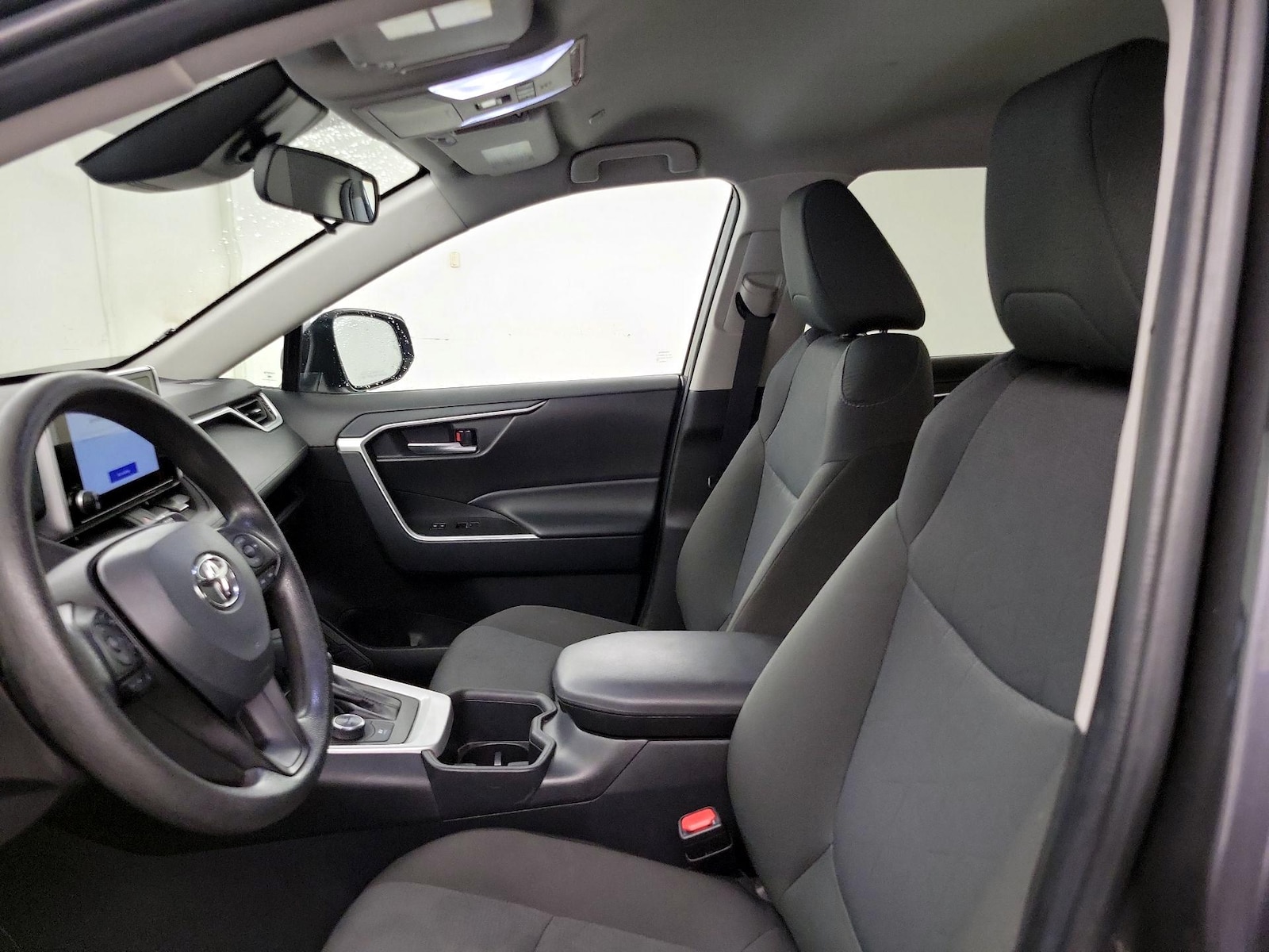 2025 Toyota RAV4 XLE - Photo 12