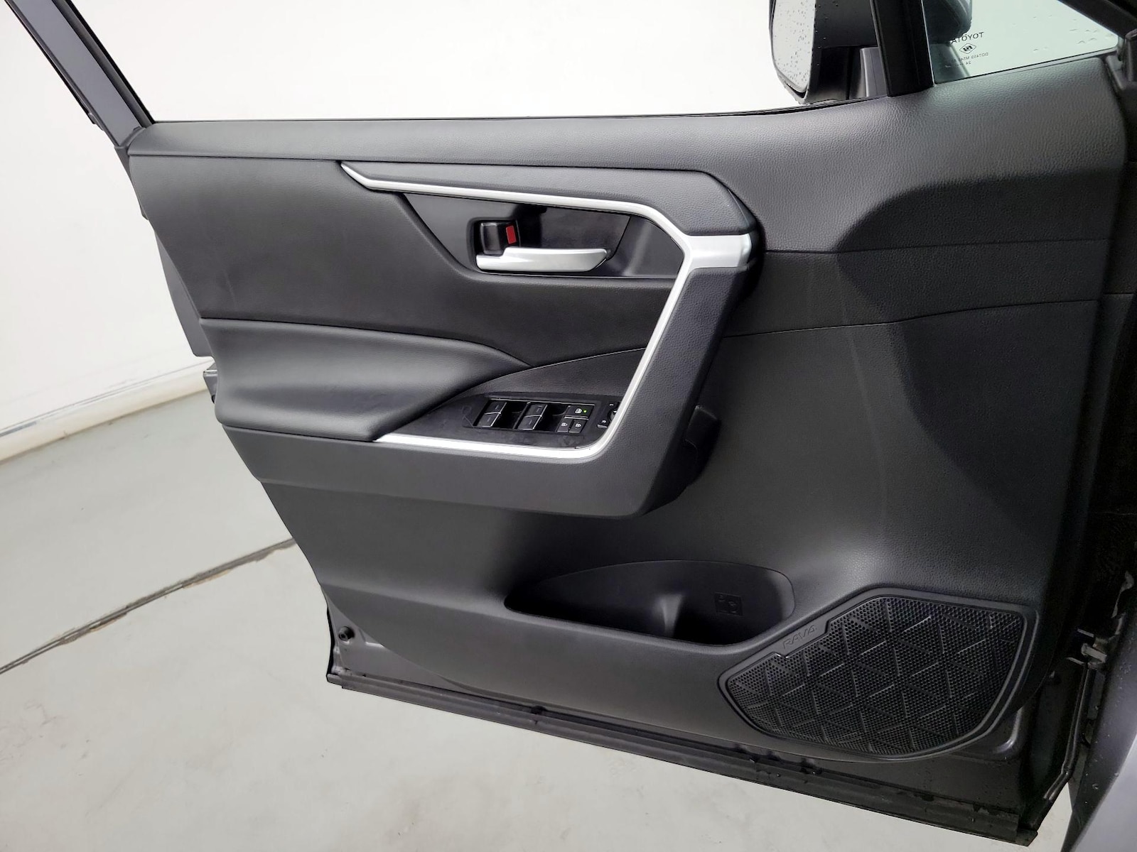 2025 Toyota RAV4 XLE - Photo 13