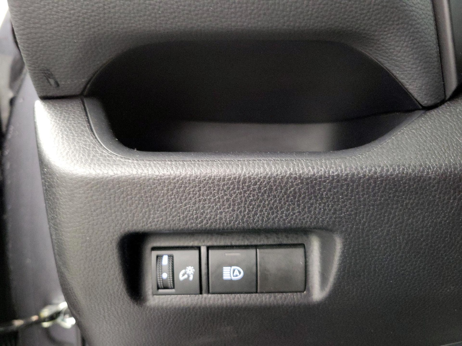 2025 Toyota RAV4 XLE - Photo 14