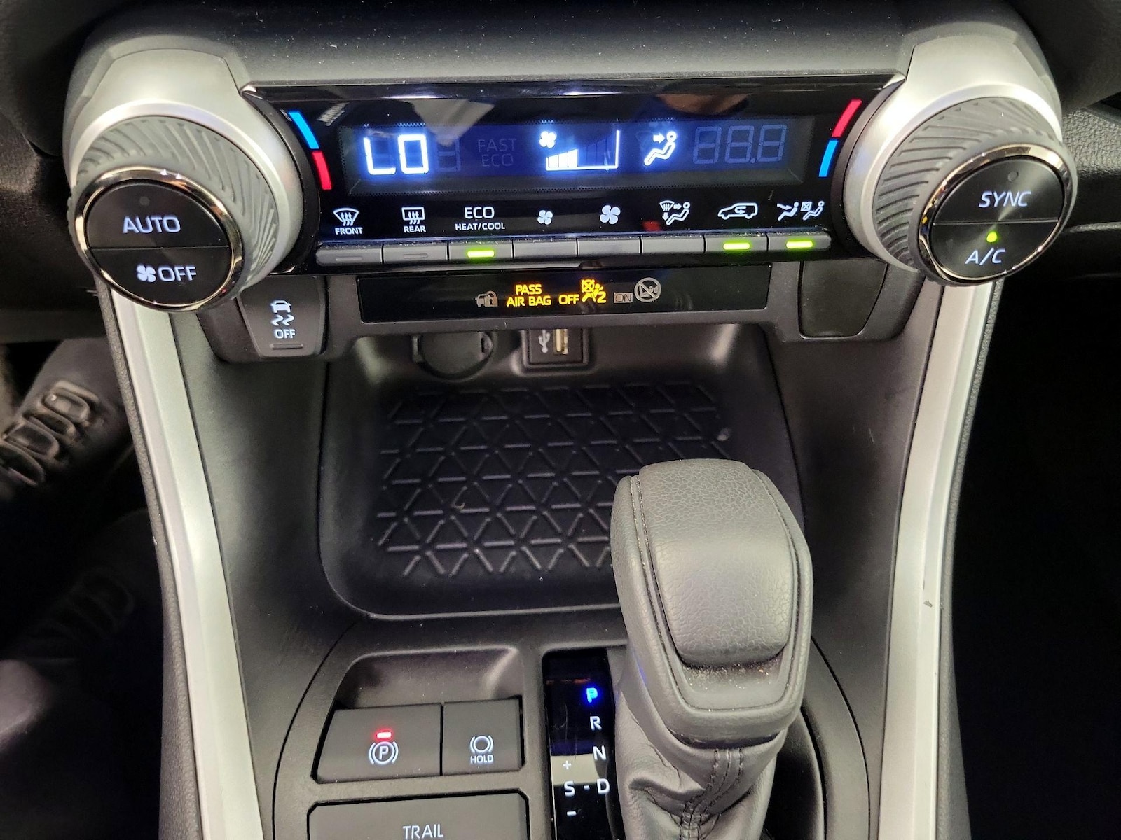 2025 Toyota RAV4 XLE - Photo 18