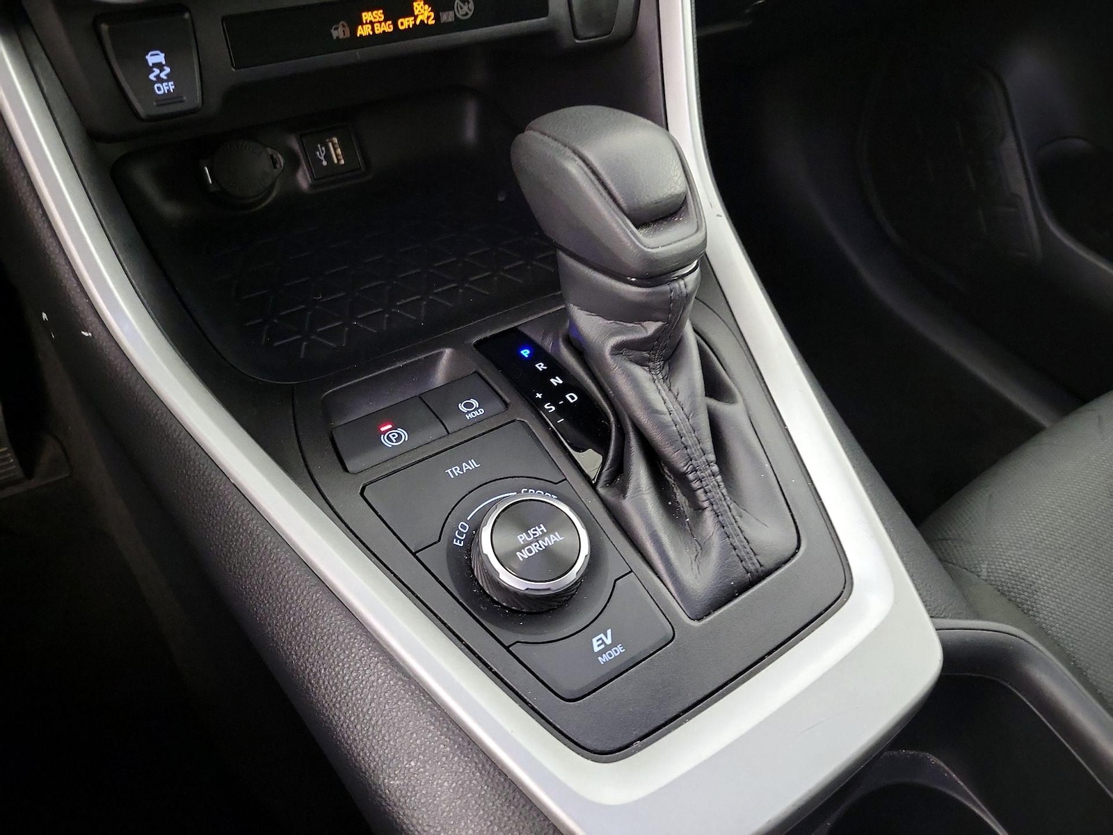 2025 Toyota RAV4 XLE - Photo 19