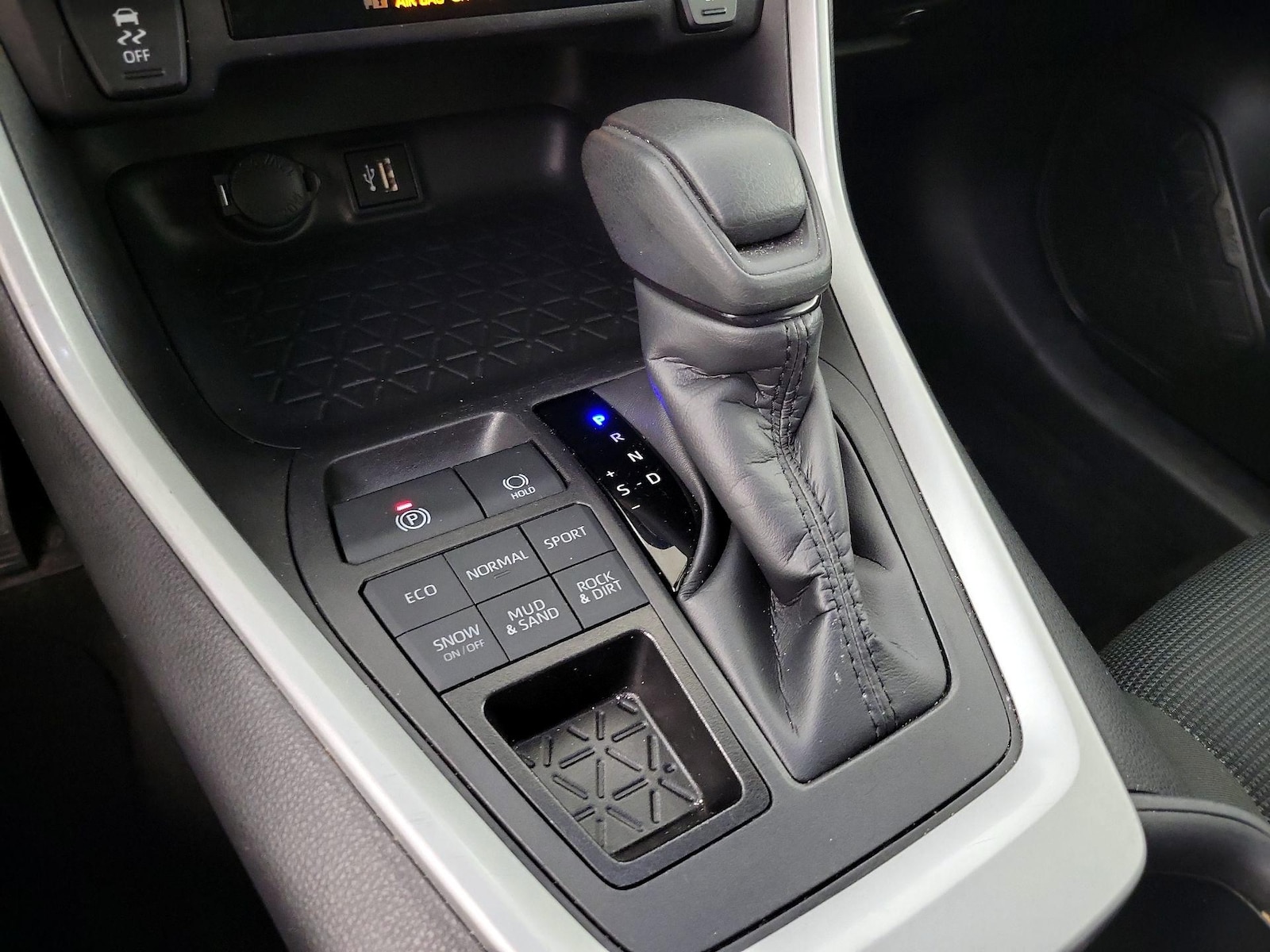 2025 Toyota RAV4 LE - Photo 19
