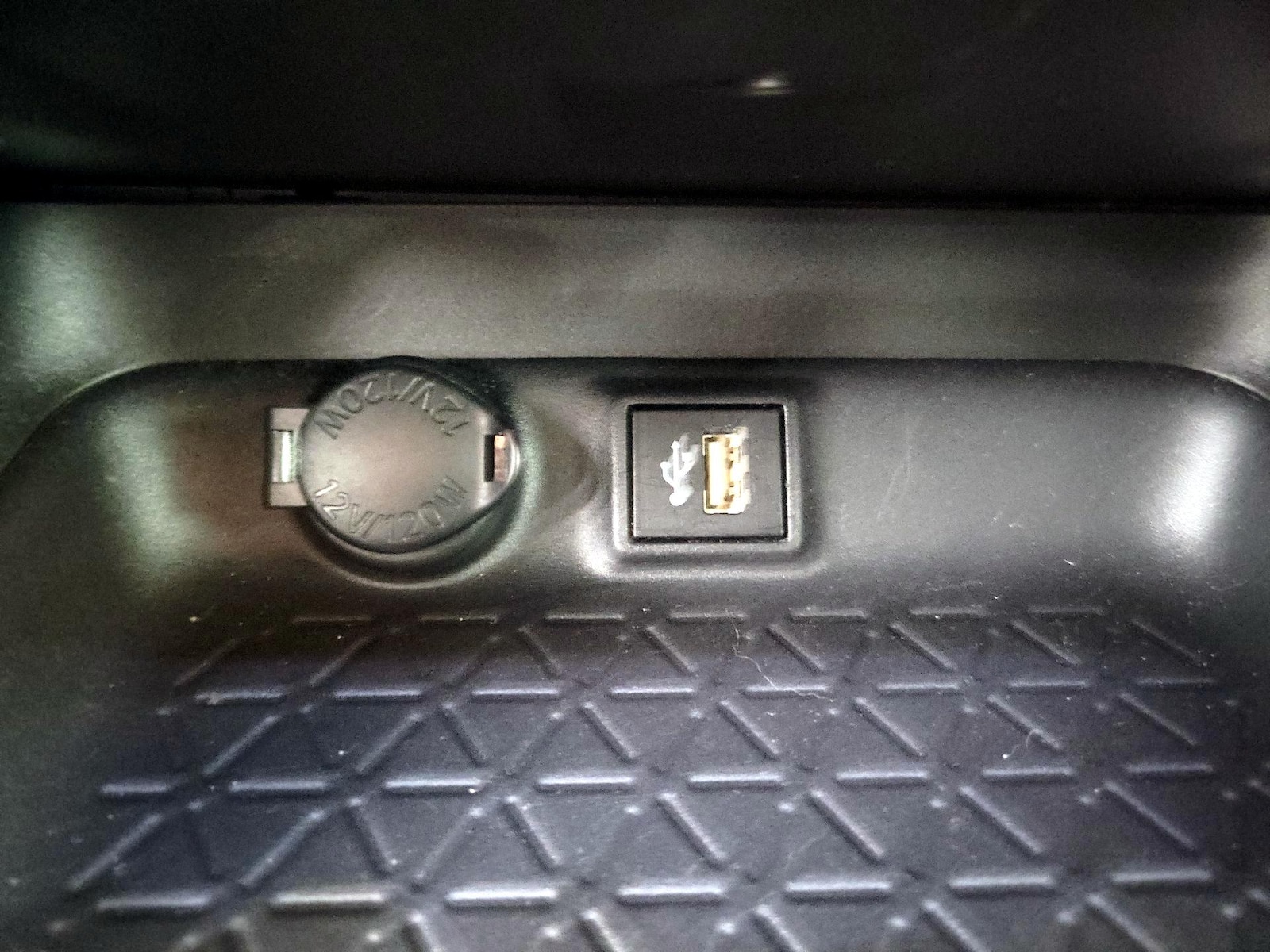 2025 Toyota RAV4 LE - Photo 20