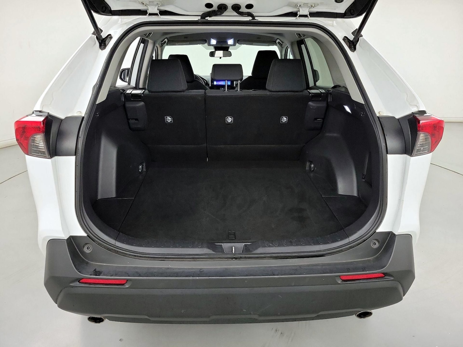 2025 Toyota RAV4 LE - Photo 22