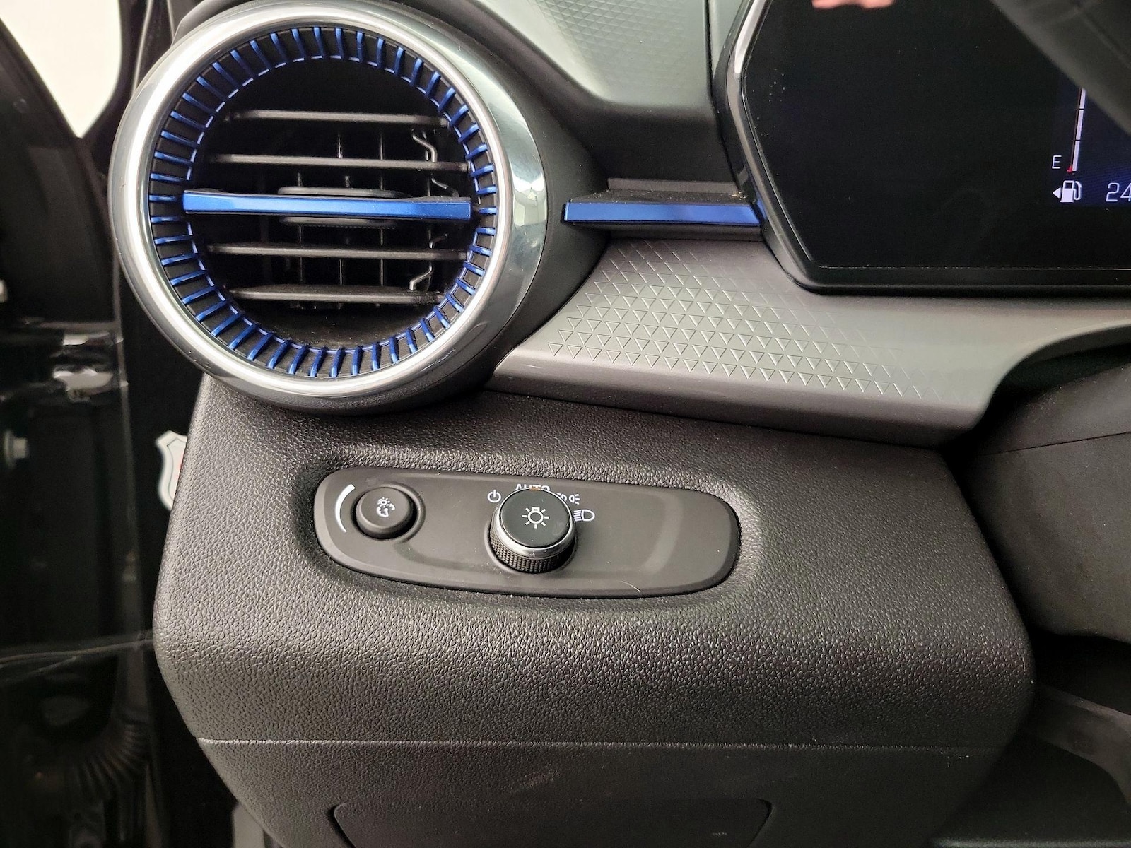 2025 Chevrolet Trax LT - Photo 14