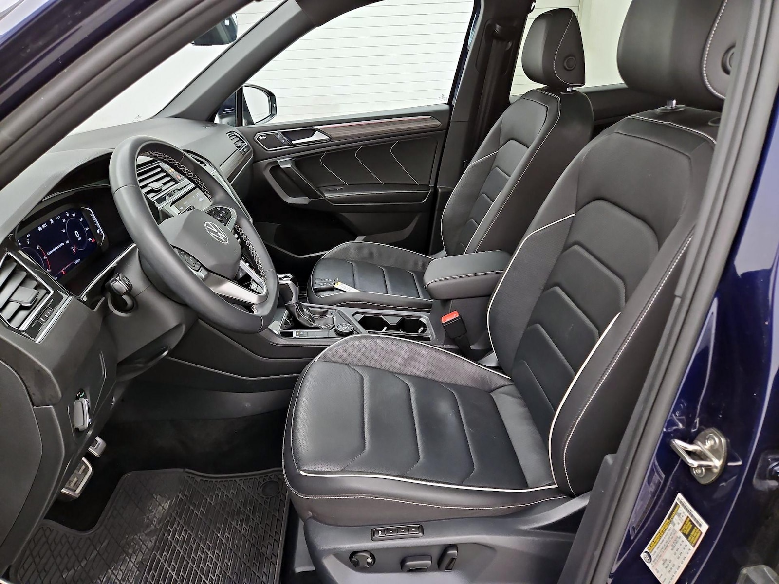 2023 Volkswagen Tiguan SEL R-LINE - Photo 12