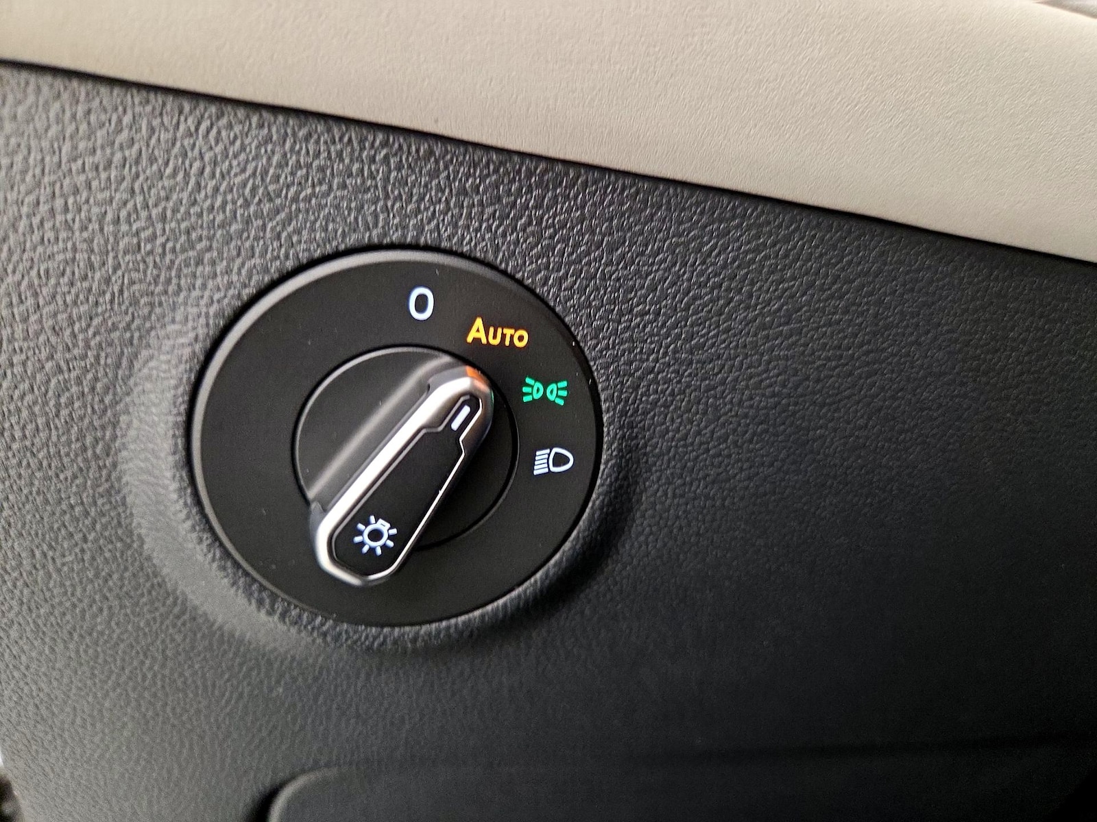 2025 Volkswagen Taos SE - Photo 14