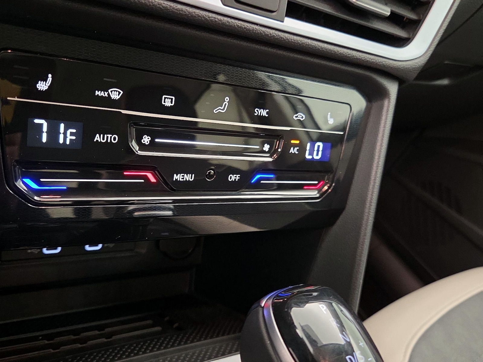2025 Volkswagen Taos SE - Photo 17