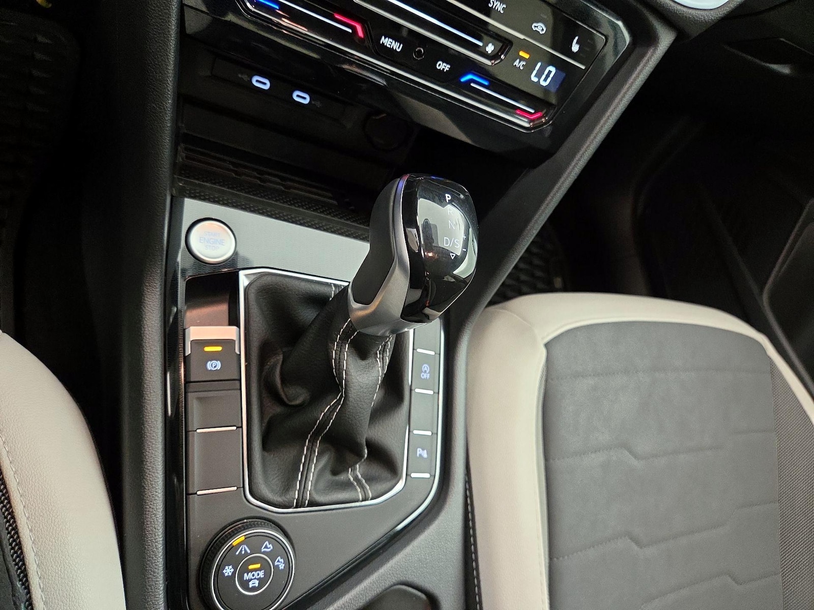 2025 Volkswagen Taos SE - Photo 18
