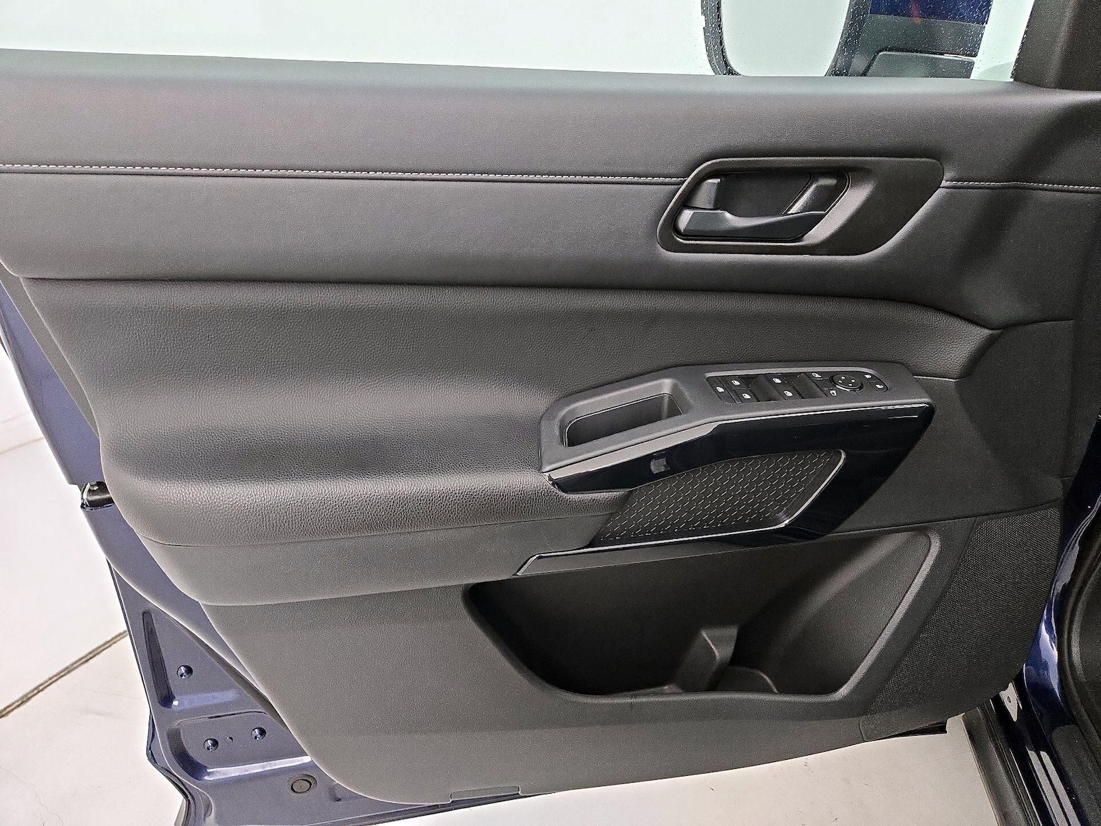 2025 Nissan Pathfinder SV - Photo 13