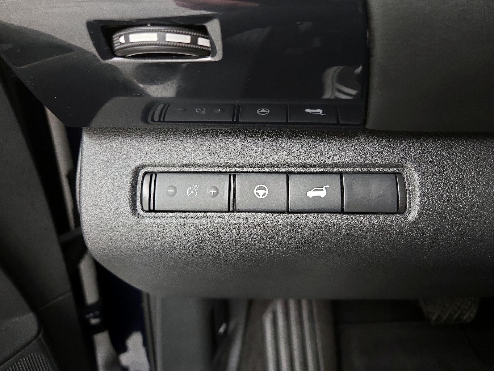 2025 Nissan Pathfinder SV - Photo 14