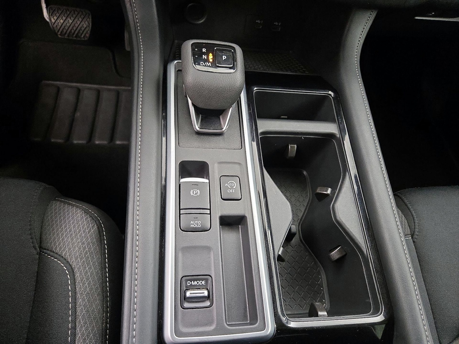 2025 Nissan Pathfinder SV - Photo 18