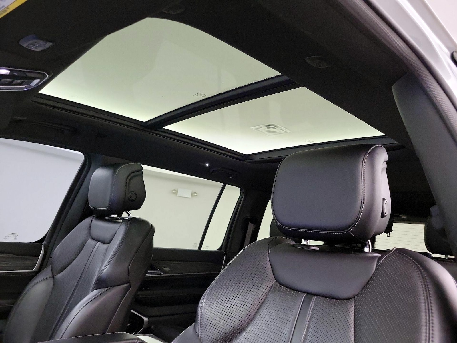 Panoramic Sunroof & Skylight(s)
