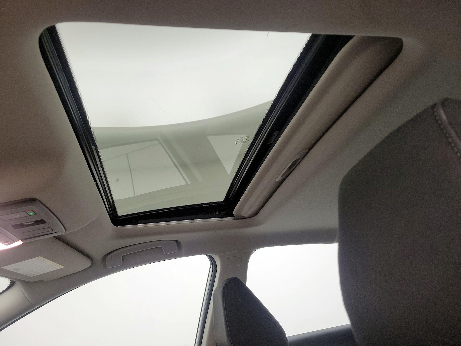 Sunroof(s) & Overhead Airbags