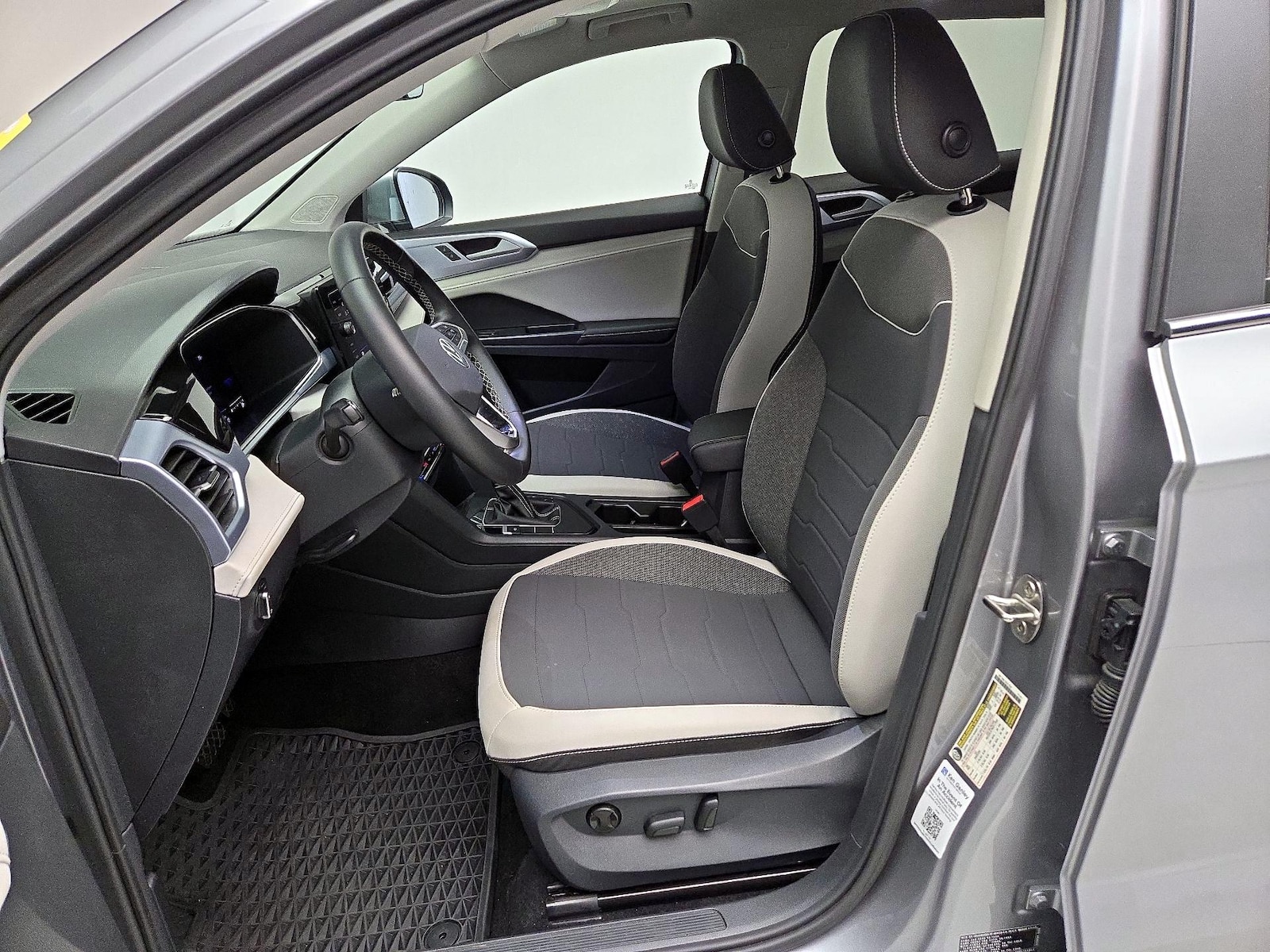 2025 Volkswagen Taos SE - Photo 12