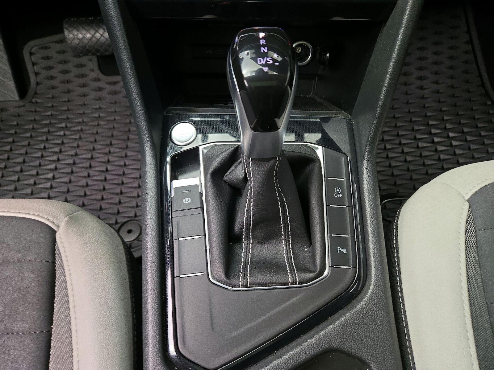 2025 Volkswagen Taos SE - Photo 18